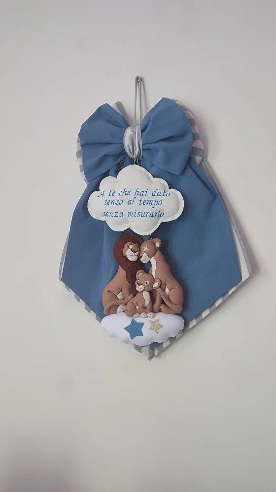 Fiocco coccarda nascita bimbo fatto a mano blu e righe grigio con famiglia Re Leone in feltro per portone culla