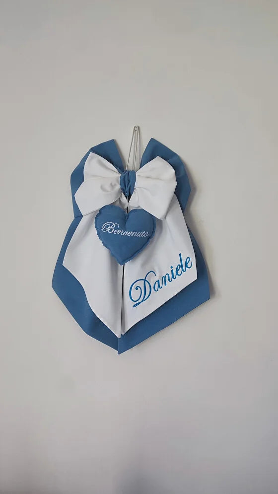 Fiocco nascita artigianale bimbo azzurro avio e bianco con cuore azzurro ricamato benvenuto e nome personalizzato scritta laterale