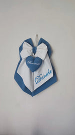 Fiocco nascita artigianale bimbo azzurro avio e bianco con cuore azzurro ricamato benvenuto e nome personalizzato scritta laterale
