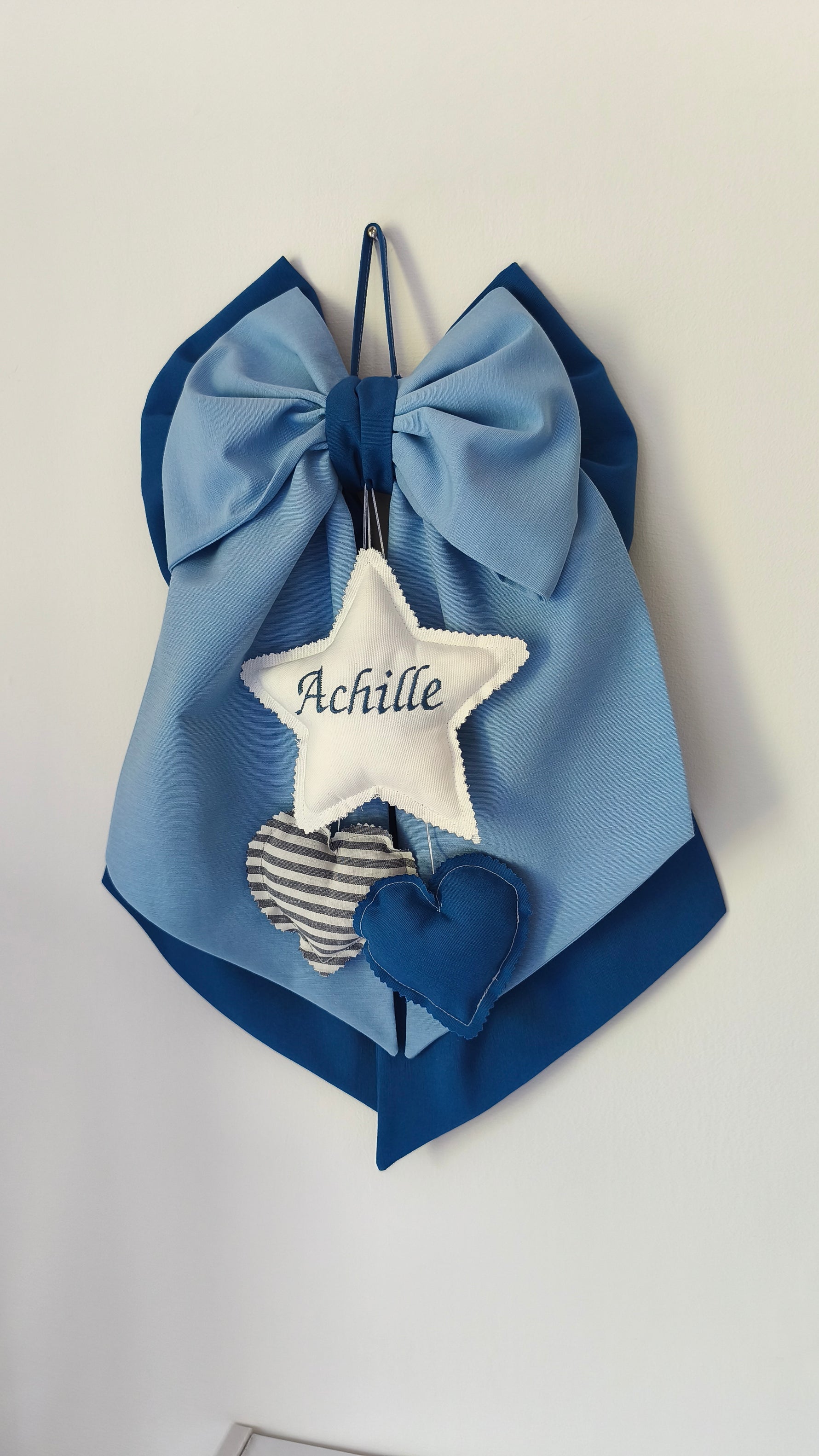 Fiocco nascita azzurro e blu con stella ricamata nome bambino e cuoricini decorativi