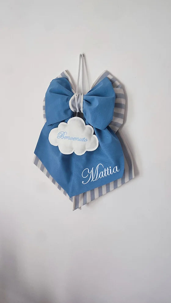 Fiocco nascita coccarda artigianale bimbo azzurro avio grigio righe con nuvola bianca scritta laterale benvenuto nome personalizzato ricamato