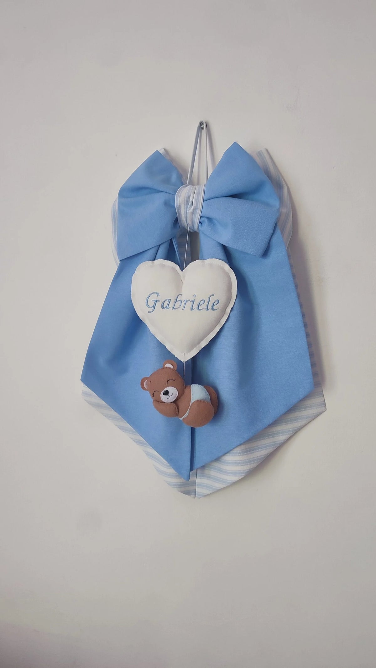 Fiocco nascita artigianale bimbo azzurro cielo con righe bianche cuore in cotone ricamato personalizzato e orsetto addormentato in feltro