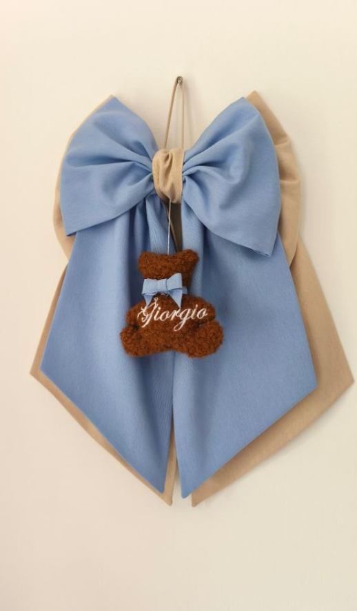 Fiocco nascita azzurro polvere e beige con orsetto in bouclé marrone cammello da appendere alla porta