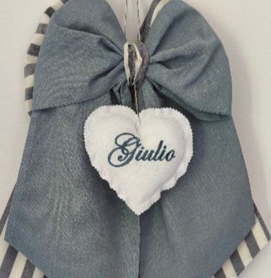 Fiocco nascita azzurro polvere e grigio a righe con cuore bianco ricamato personalizzabile da appendere.