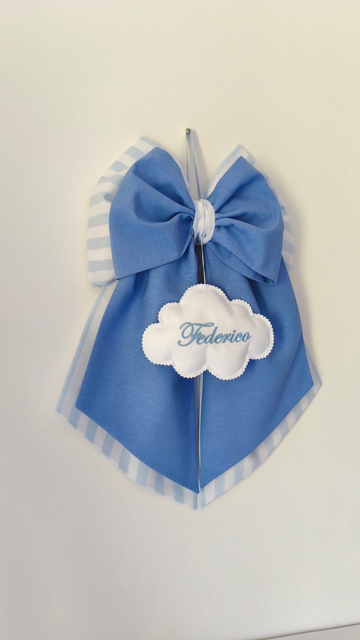 Fiocco nascita azzurro a righe con nuvoletta ricamata e nome bambino personalizzato