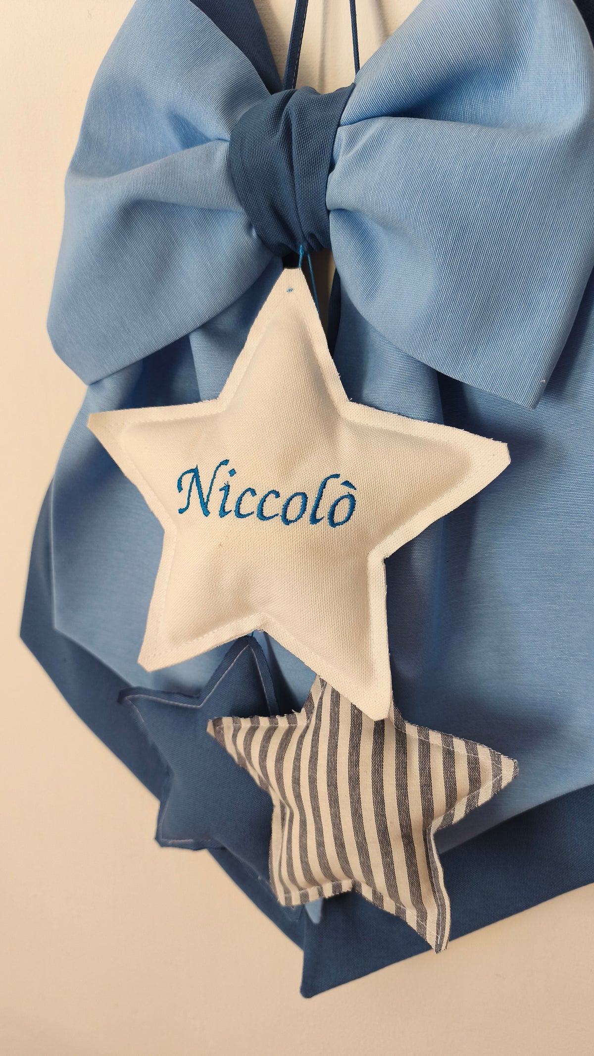 Fiocco nascita azzurro con stelle imbottite e ricamo. Decorazione artigianale per annuncio nascita bimbo, porta e culla.