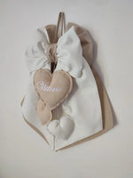 Fiocco nascita beige e bianco personalizzato con nome ricamato in bianco su cuore imbottito pendente