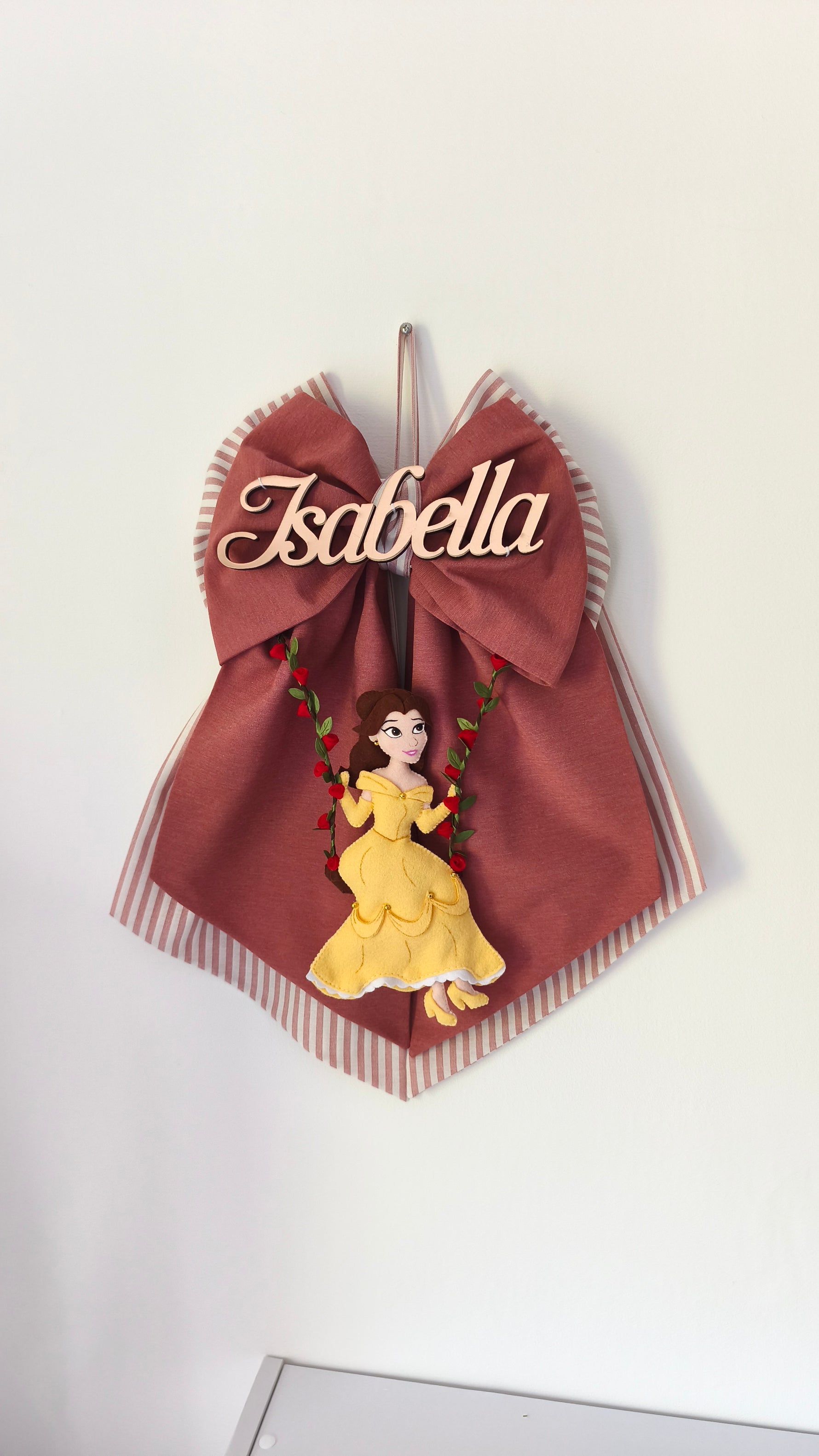 Fiocco nascita artigianale rosa antico con la principessa Belle Disney e nome personalizzato in plexiglas