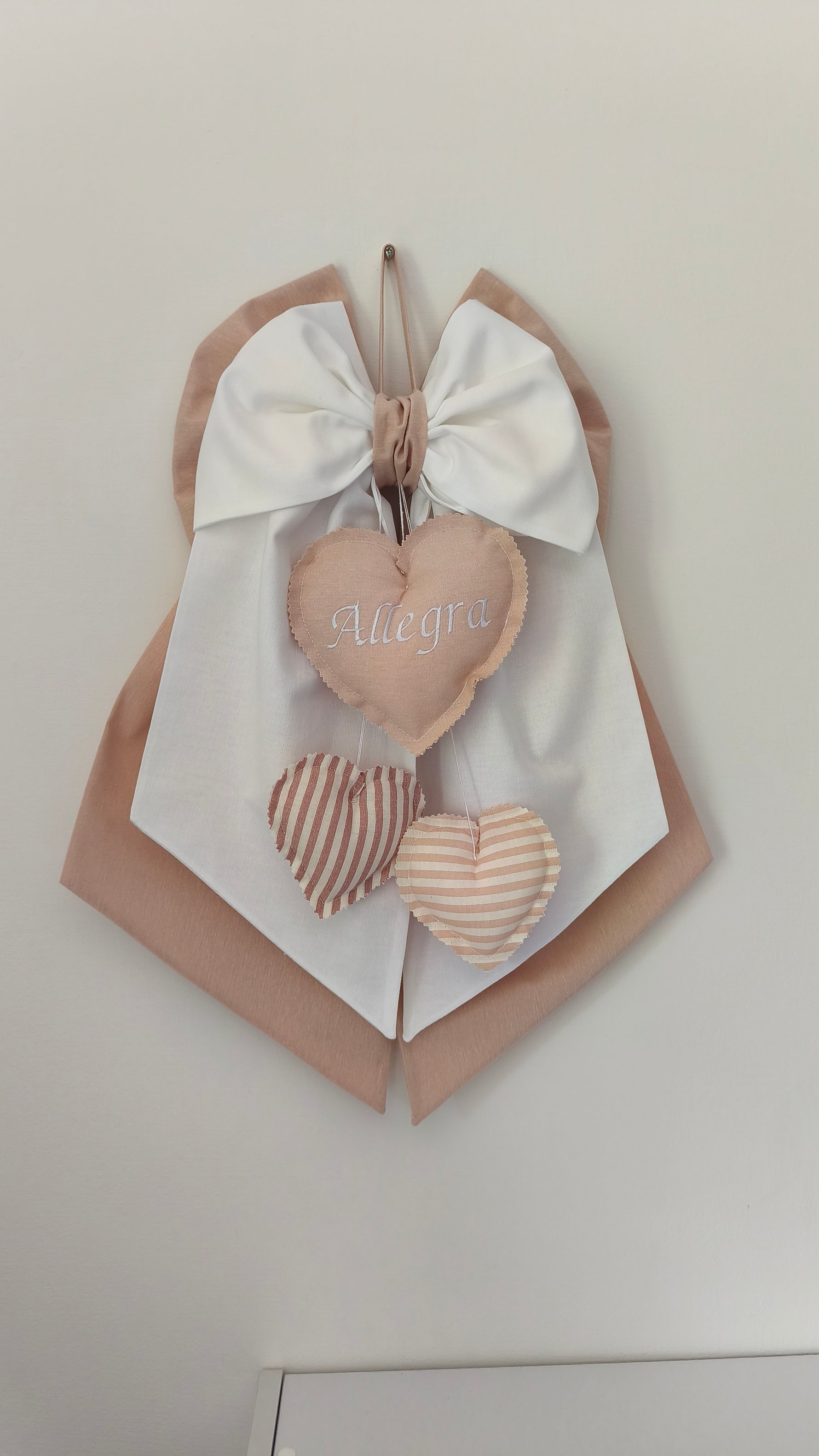 Fiocco nascita bianco e beige con cuori applicati e dettaglio a righe, per bambina