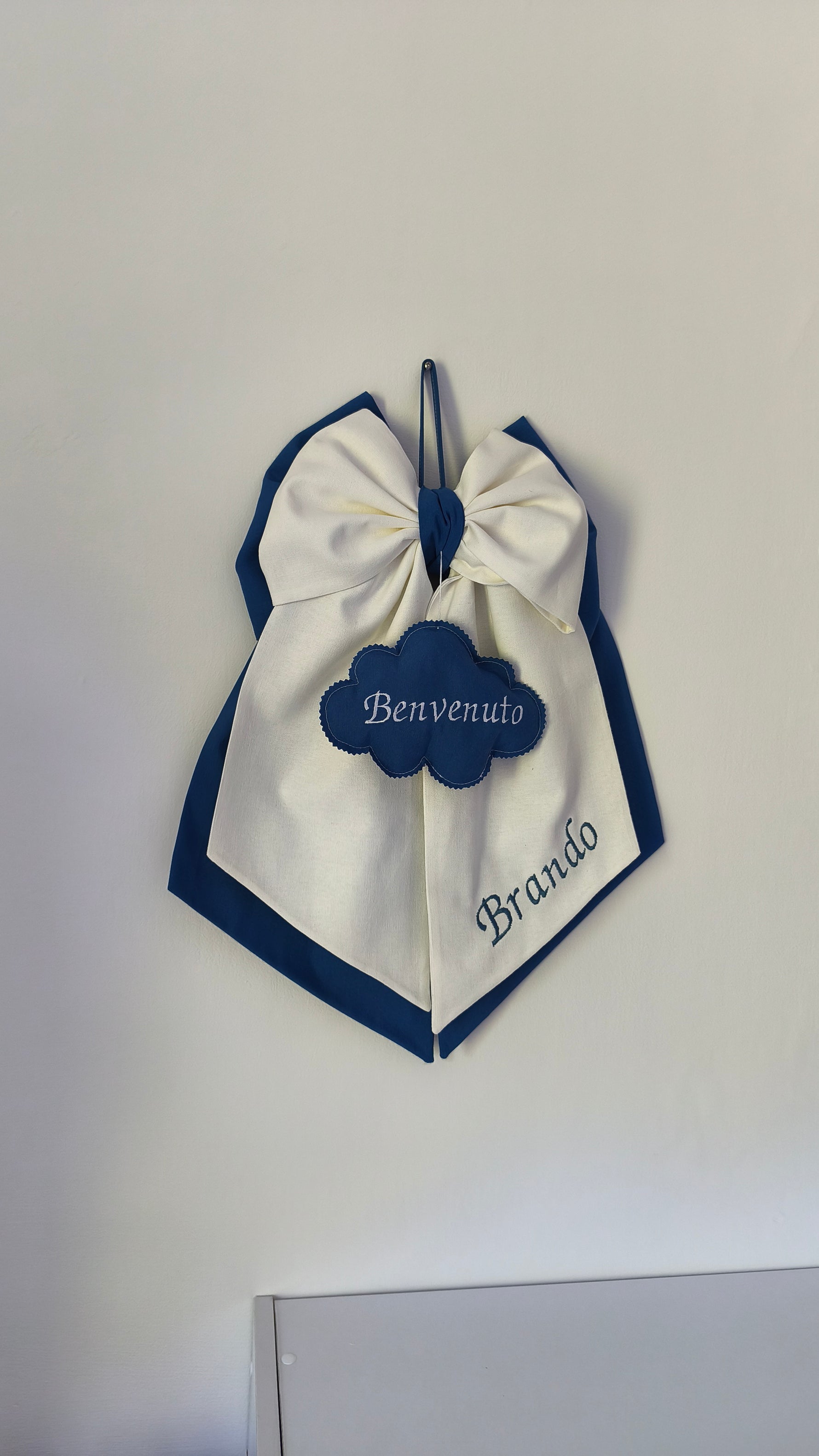 Fiocco nascita bianco e blu con nuvoletta "Benvenuto" e nome bambino ricamato