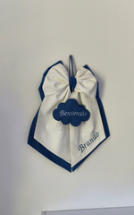 Fiocco nascita bianco e blu con nuvoletta "Benvenuto" e nome bambino ricamato