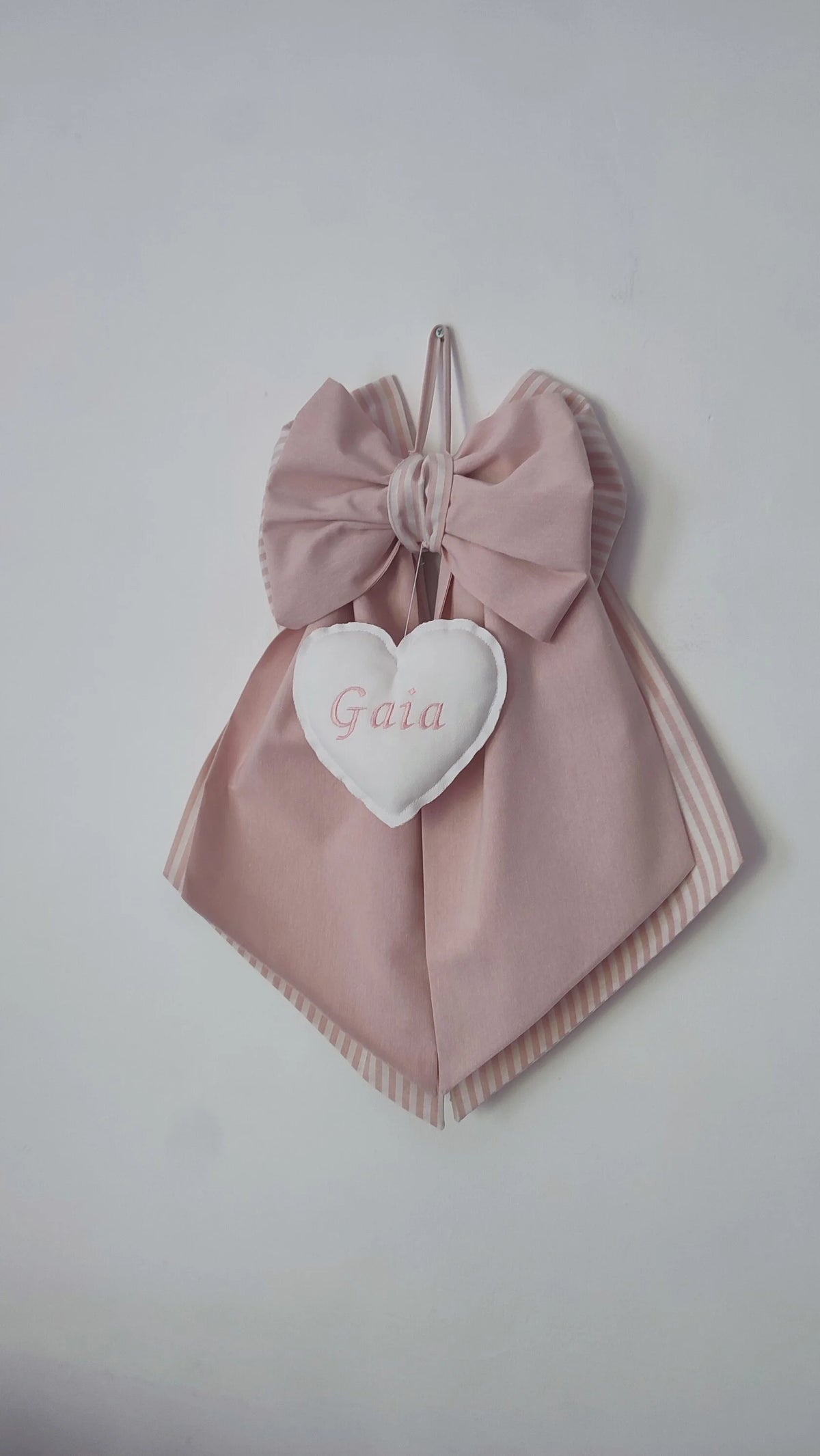 Fiocco nascita fatto a mano bimba cipria e righe rosa tono su tono cuore bianco ricamato per portone culla e ospedale