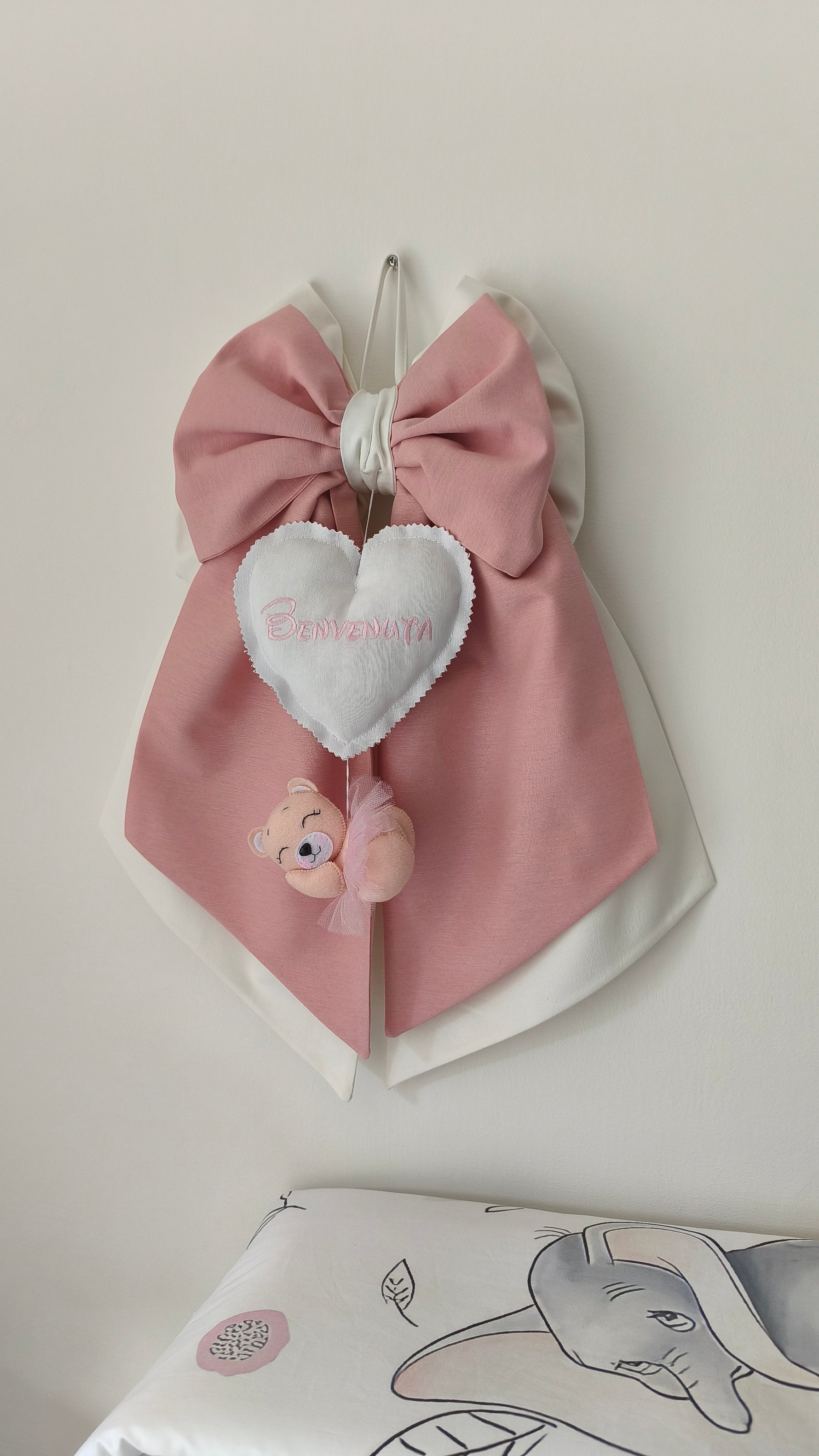 Fiocco nascita femmina cuore in cotone bianco ricamato benvenuta orsetta pannolenci con tulle rosa decorazione nascita bimba