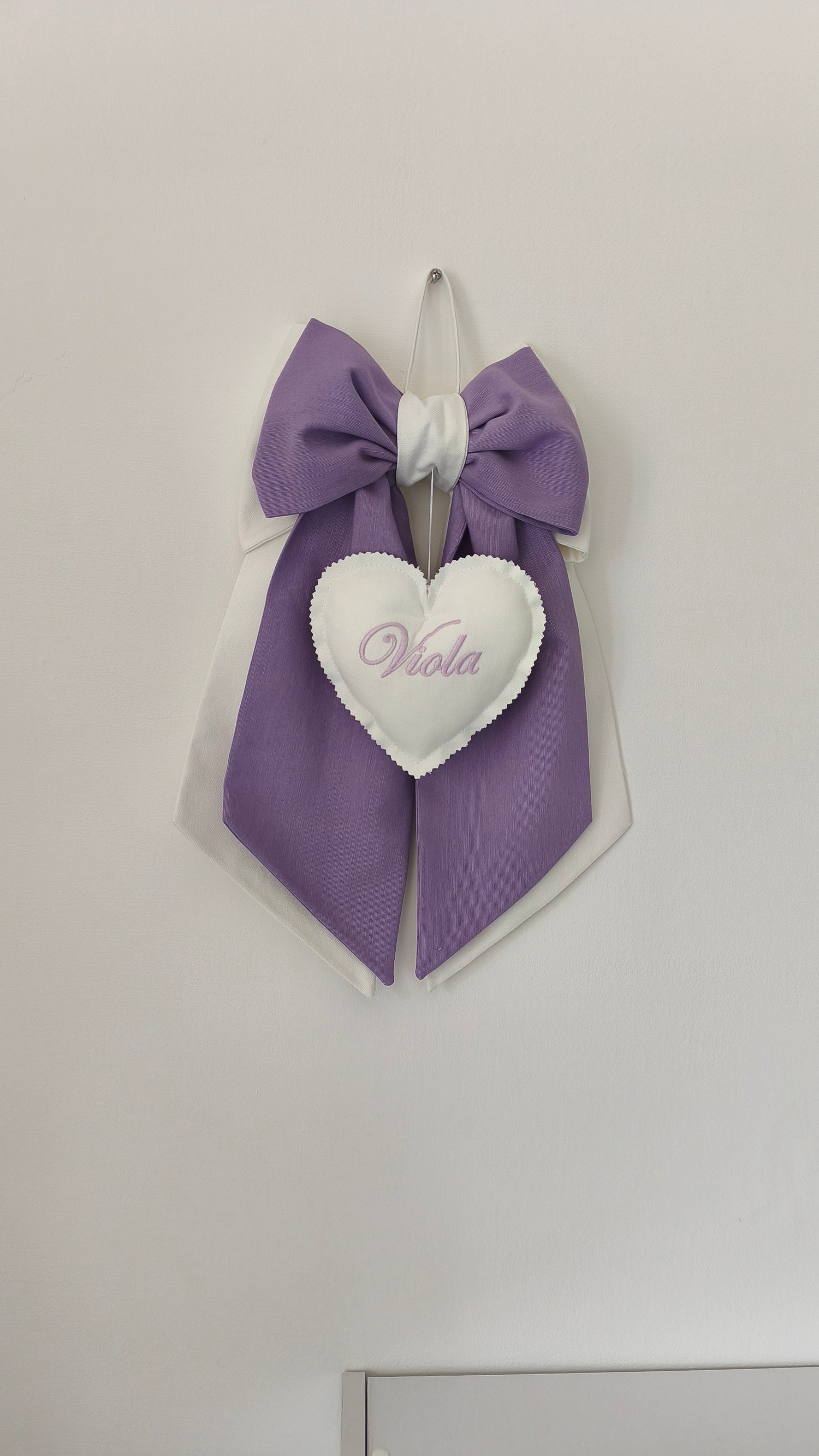 Fiocco nascita fatto a mano bimba lilla e bianco bicolore con cuore bianco ricamato personalizzato per portone, culla e ospedale