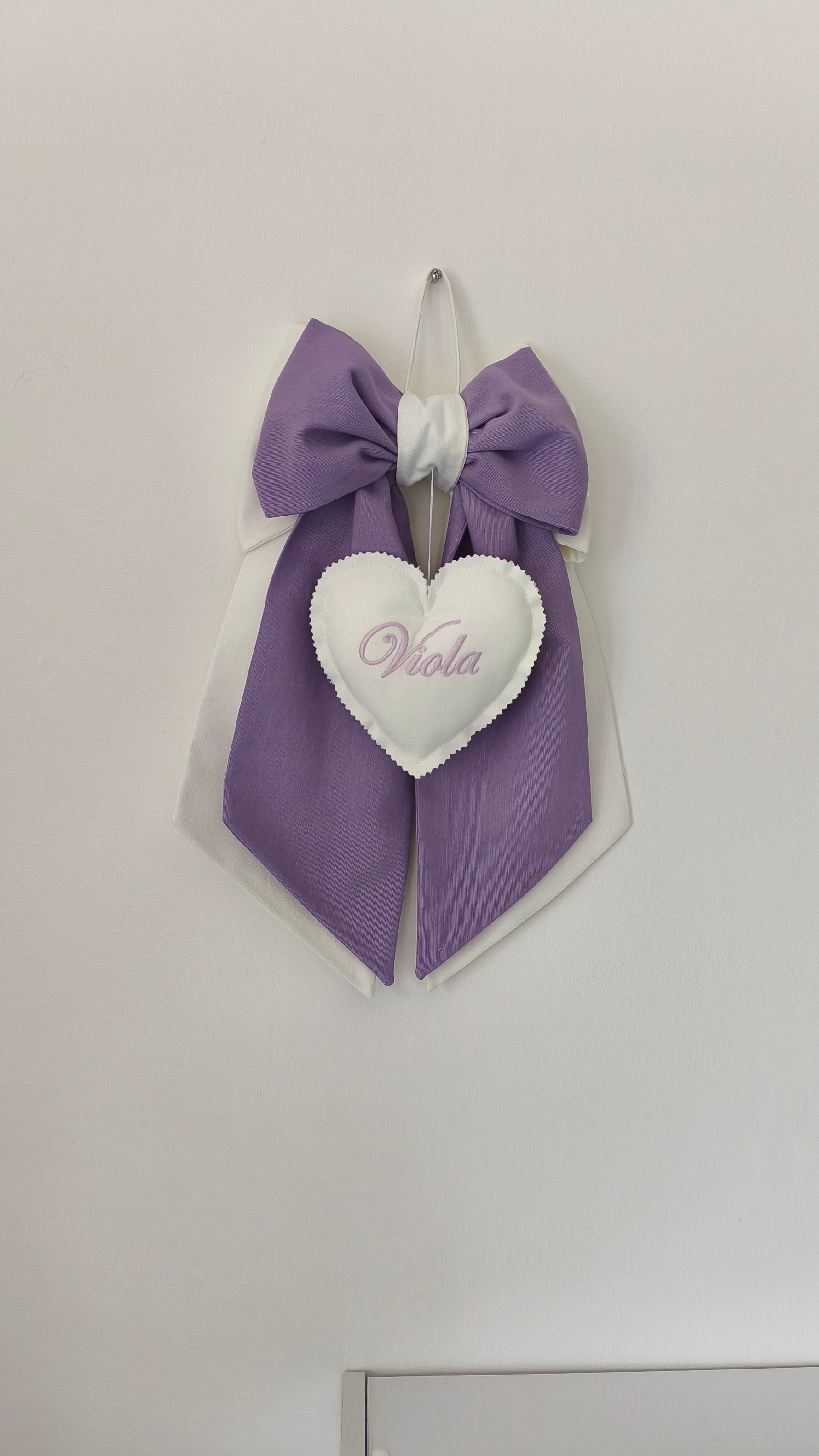 Fiocco nascita fatto a mano bimba lilla e bianco bicolore con cuore bianco ricamato personalizzato per portone, culla e ospedale