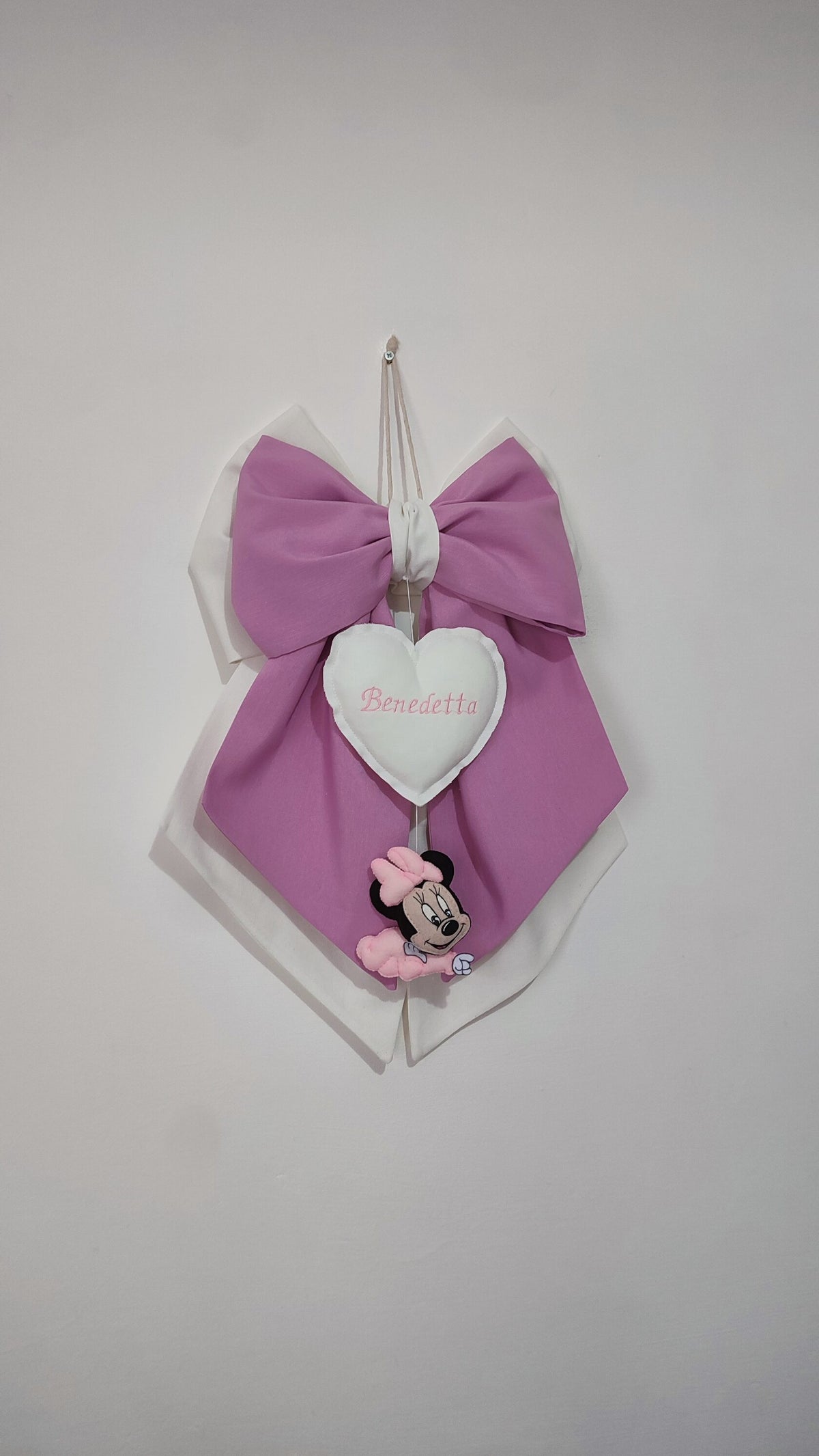 Fiocco nascita bimba fatto a mano lilla e bianco con cuore bianco ricamato e personaggio Minnie per portone ospedale