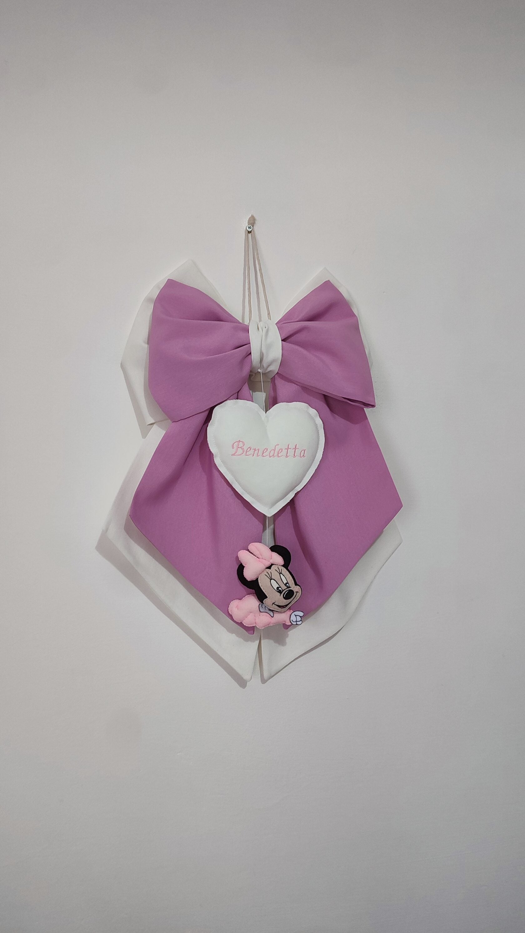 Fiocco nascita bimba fatto a mano lilla e bianco con cuore bianco ricamato e personaggio Minnie per portone ospedale
