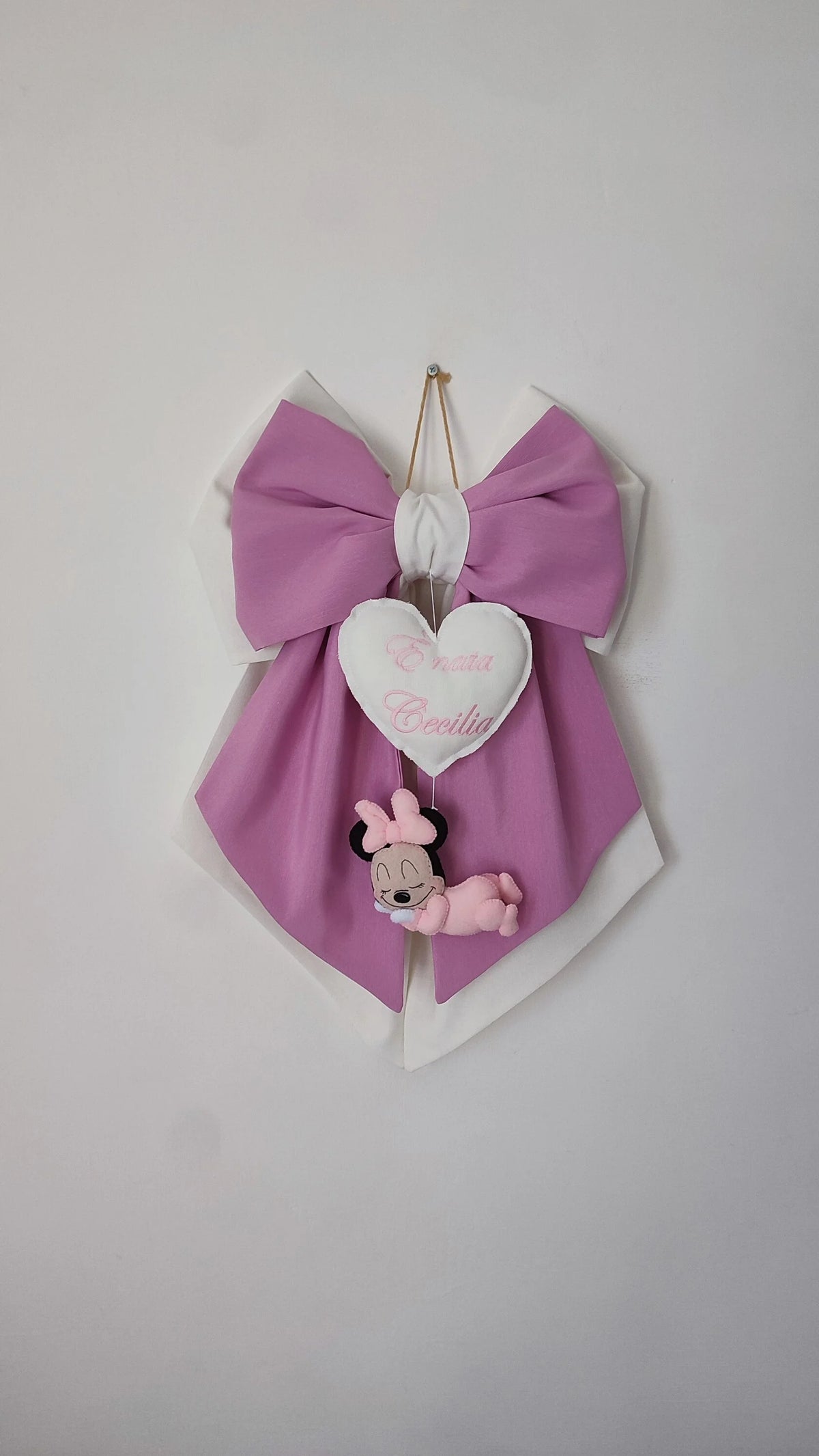 Fiocco nascita bimba fatto a mano malva e bianco con cuore bianco ricamato e personaggio Minnie neonata per portone culla