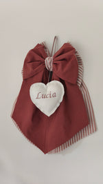 Fiocco nascita rosso mattone e beige a righe con cuore bianco centrale ricamato personalizzabile in tessuto.