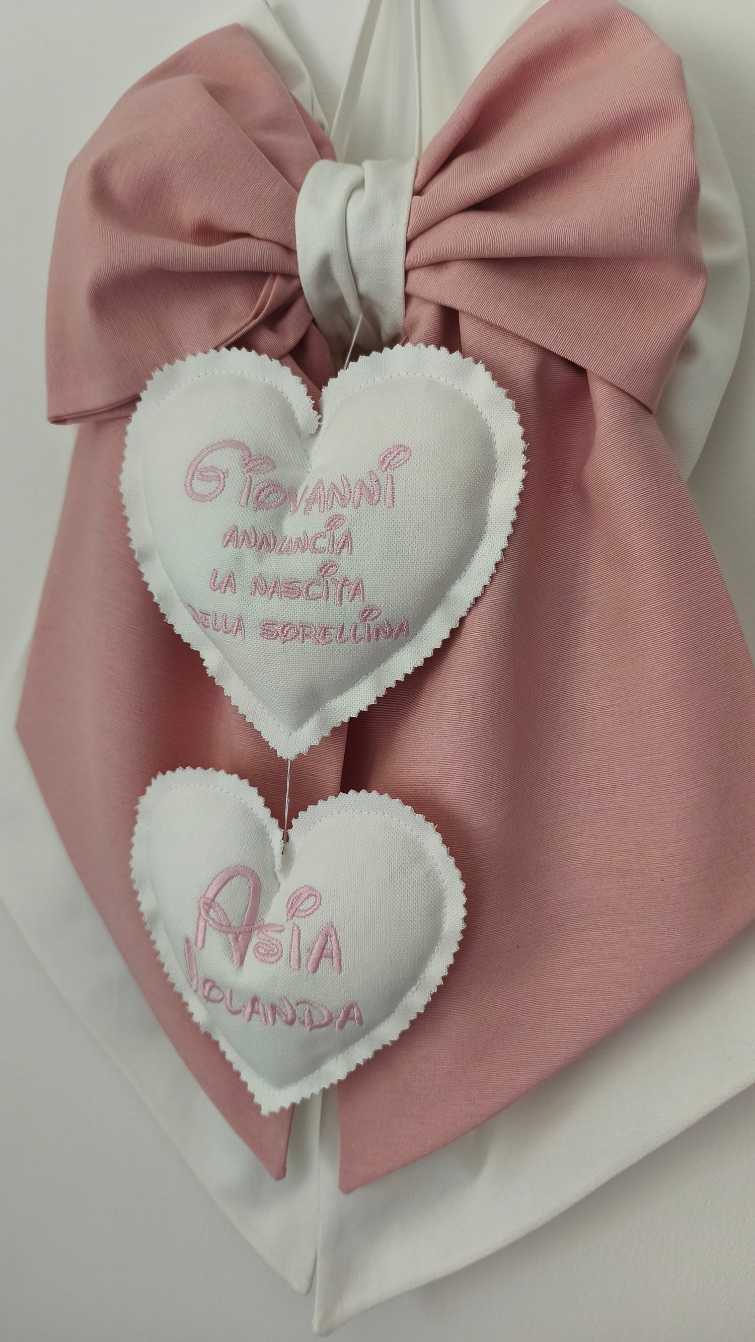 Fiocco nascita bimba fatto a mano rosa antico e bianco con cuori ricamati annuncio sorellina dal fratellino per portone 