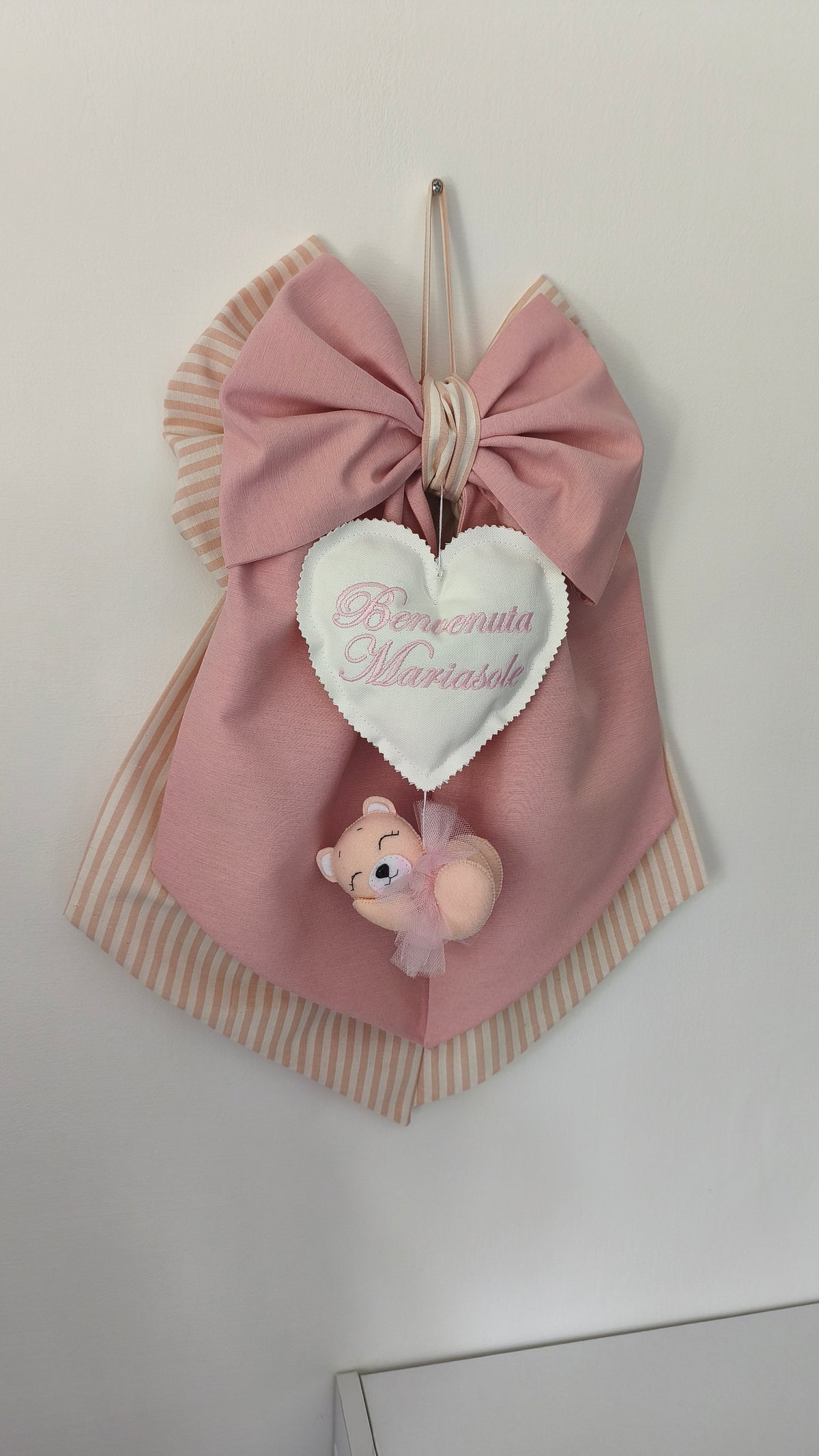 Fiocco nascita bimba in cotone rosa antico e righe beige con cuore bianco ricamato "Benvenuta" e nome personalizzato con orsetta ballerina in feltro e tulle rosa