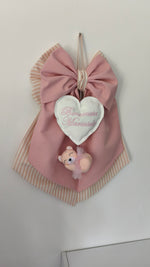 Fiocco nascita bimba in cotone rosa antico e righe beige con cuore bianco ricamato "Benvenuta" e nome personalizzato con orsetta ballerina in feltro e tulle rosa
