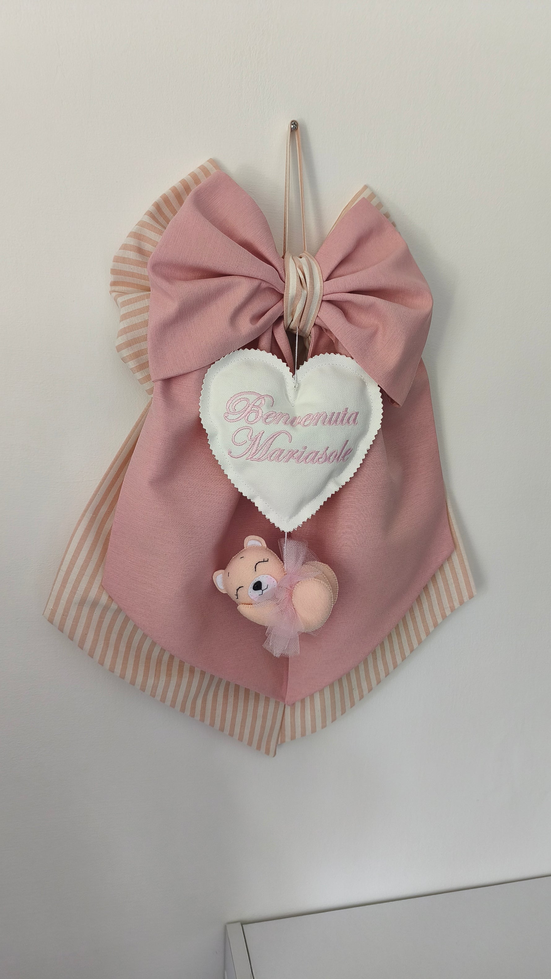 Fiocco nascita bimba in cotone rosa antico e righe beige con cuore bianco ricamato "Benvenuta" e nome personalizzato con orsetta ballerina in feltro e tulle rosa