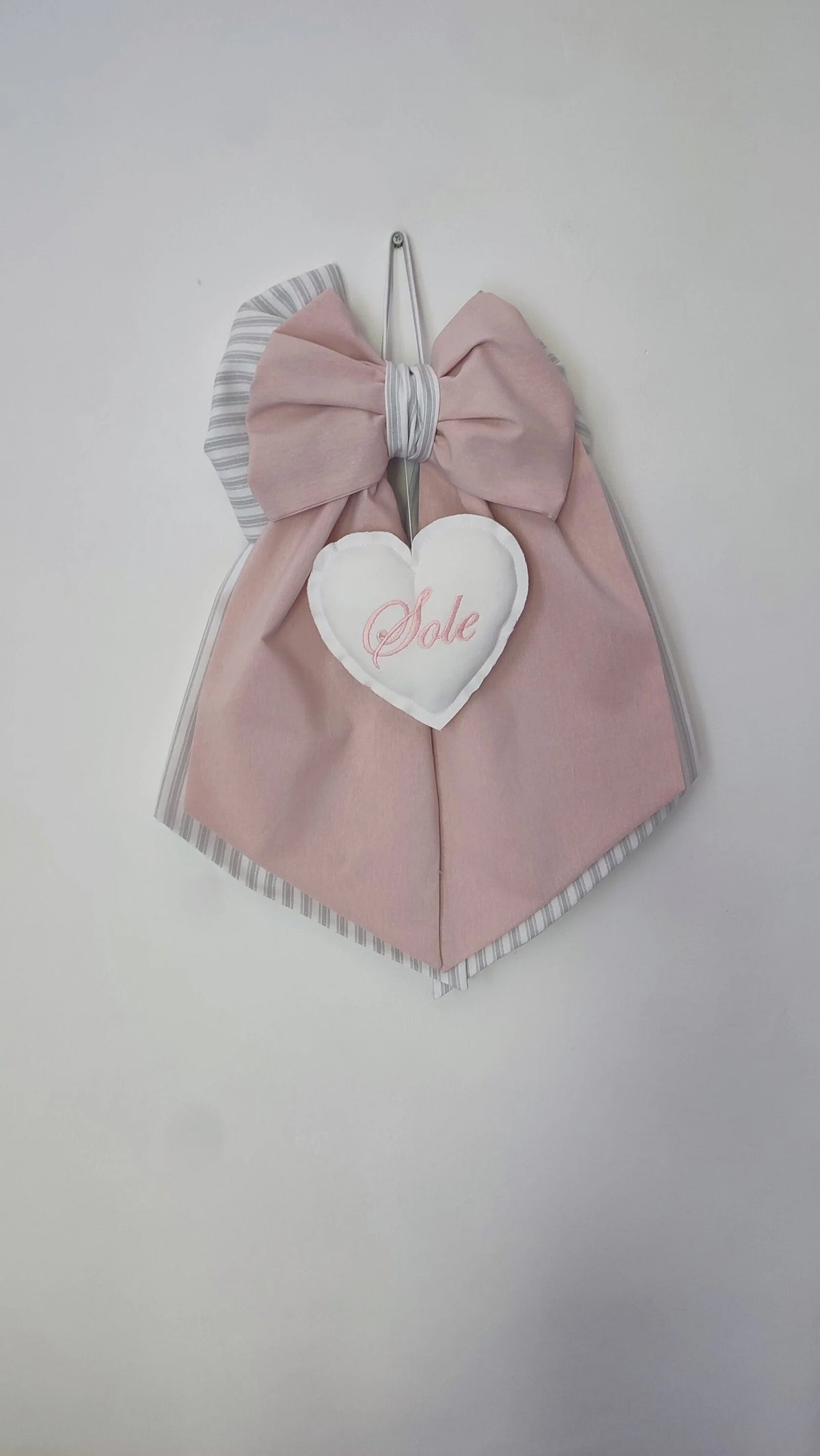 Fiocco nascita fatto a mano bimba rosa antico e righe grigie cuore bianco ricamato per portone culla e ospedale