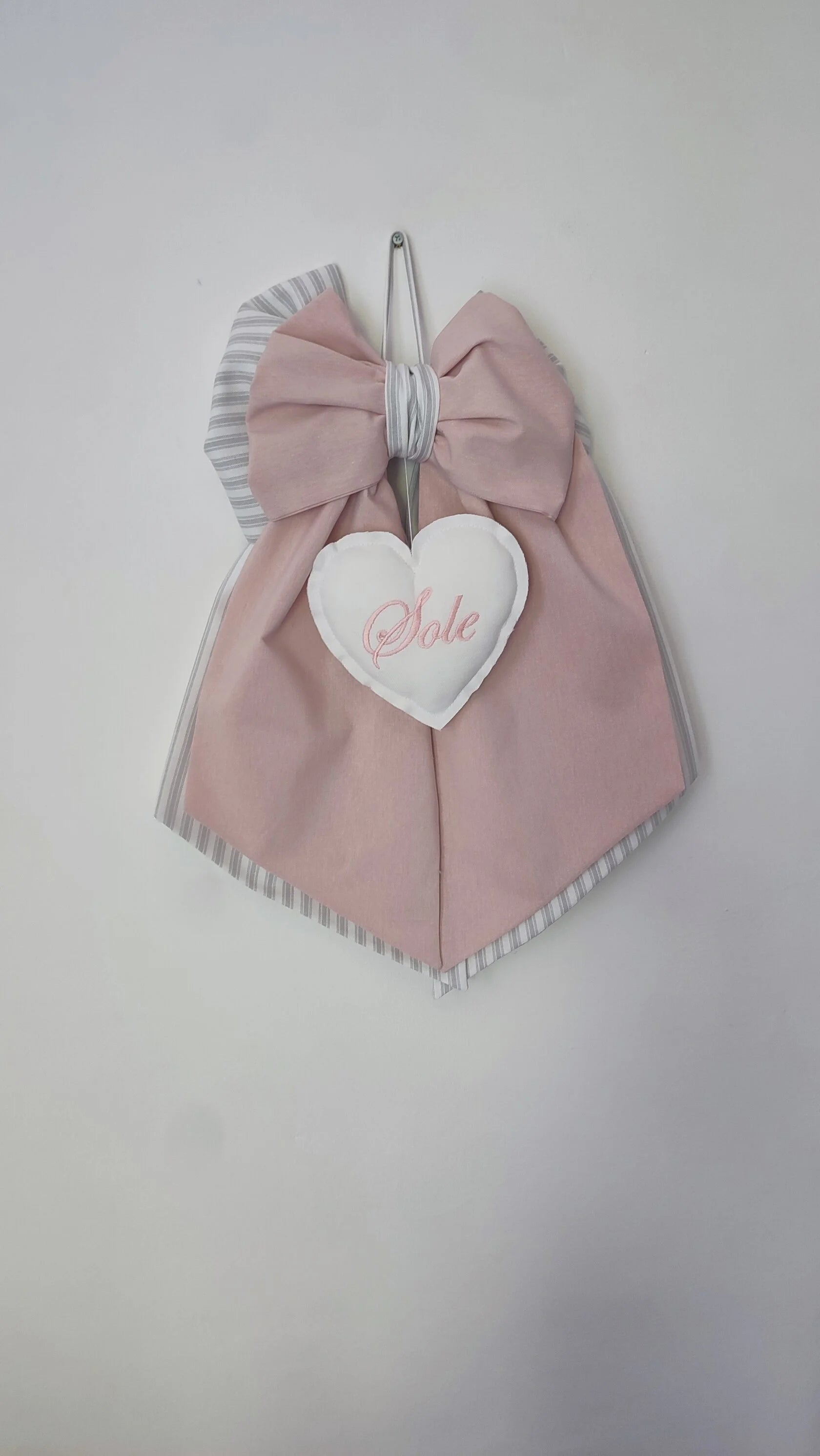 Fiocco nascita fatto a mano bimba rosa antico e righe grigie cuore bianco ricamato per portone culla e ospedale