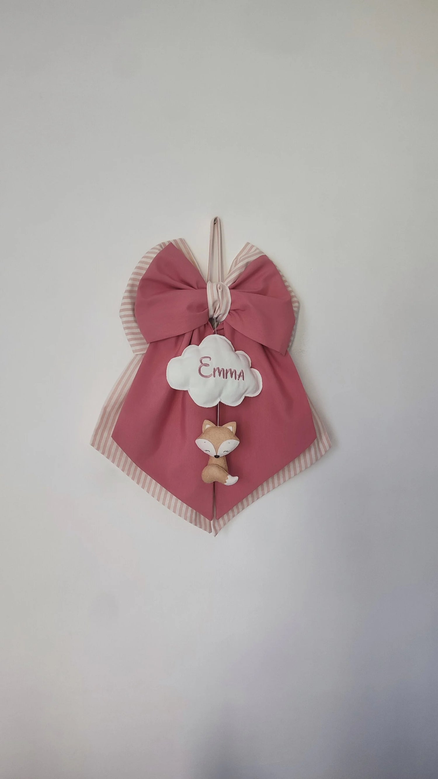 Fiocco nascita personalizzato bimba in cotone rosa antico e righe cipria con nuvoletta bianca ricamata e volpina in feltro