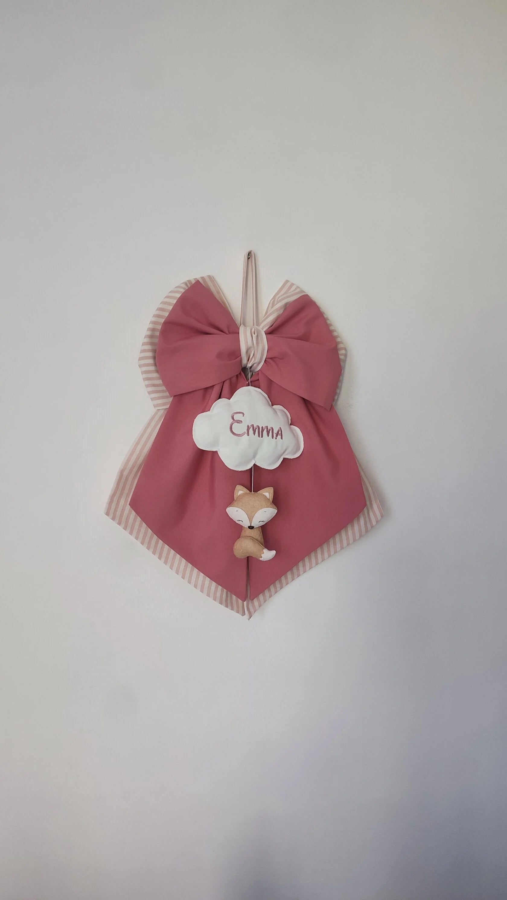 Fiocco nascita personalizzato bimba in cotone rosa antico e righe cipria con nuvoletta bianca ricamata e volpina in feltro