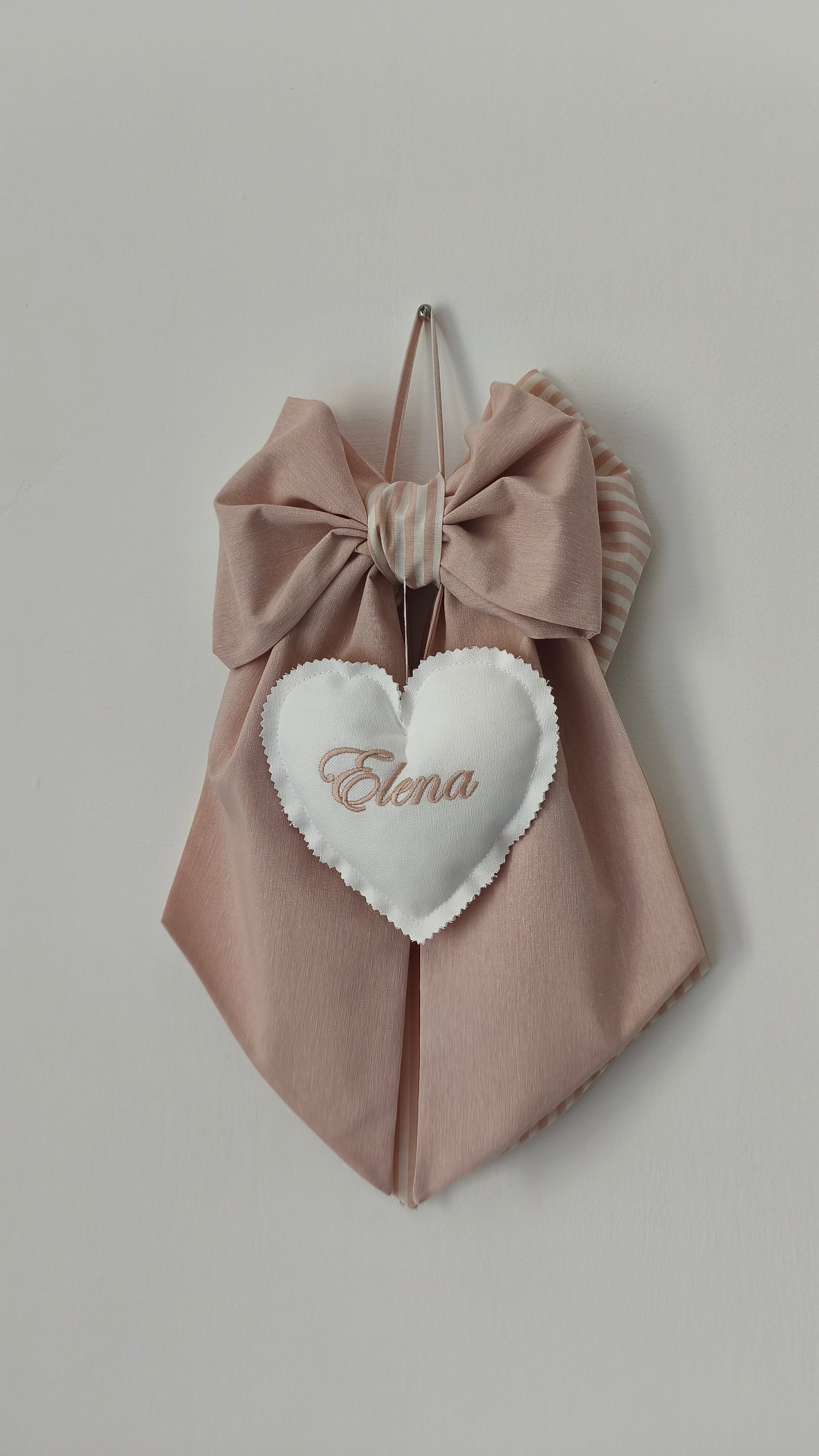 Fiocco nascita fatto a mano rosa antico e righe cuore bianco ricamato personalizzato per portone culla e ospedale