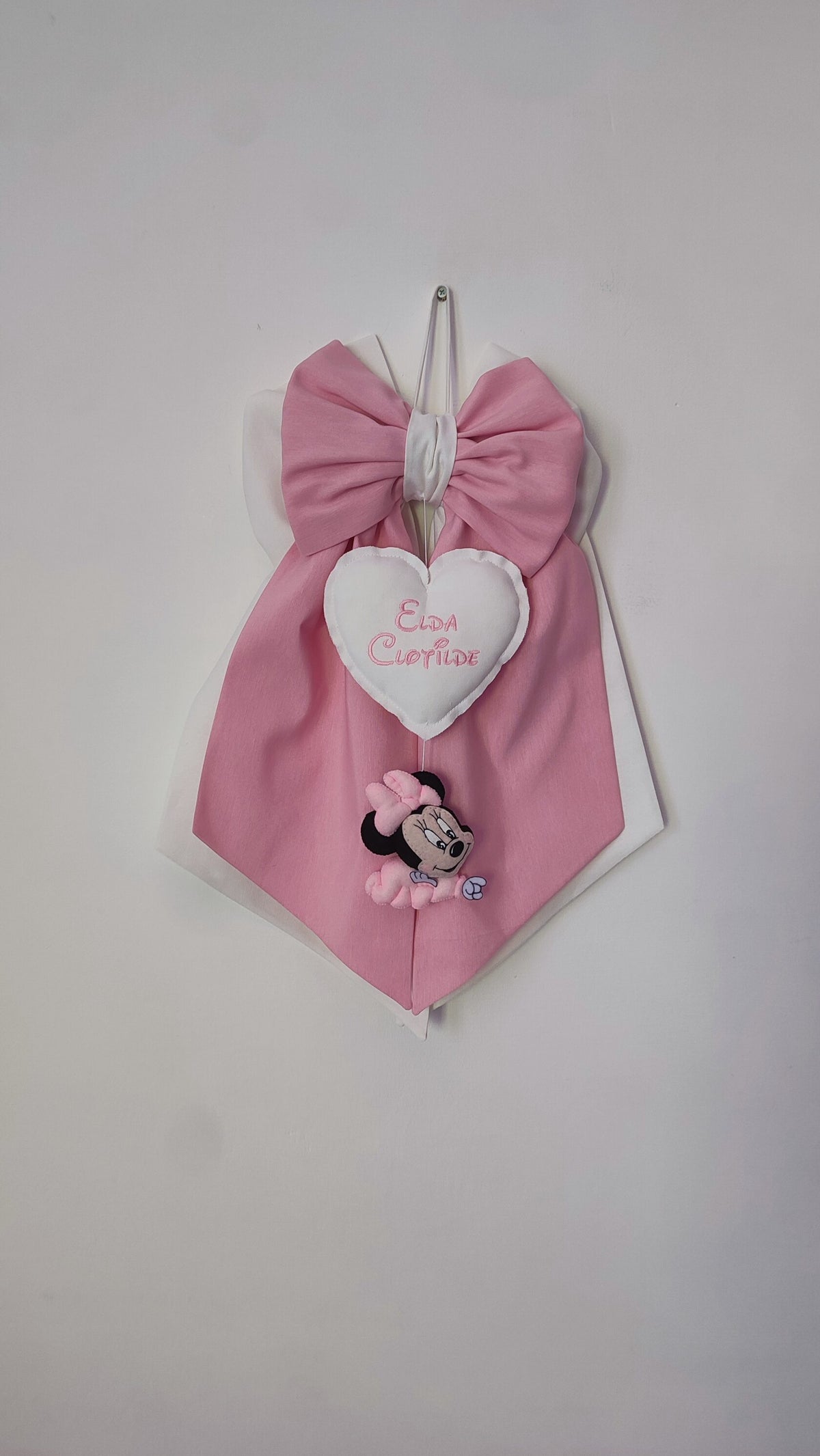 Fiocco nascita bimba fatto a mano rosa e bianco con cuore bianco ricamato e personaggio Minnie per portone ospedale