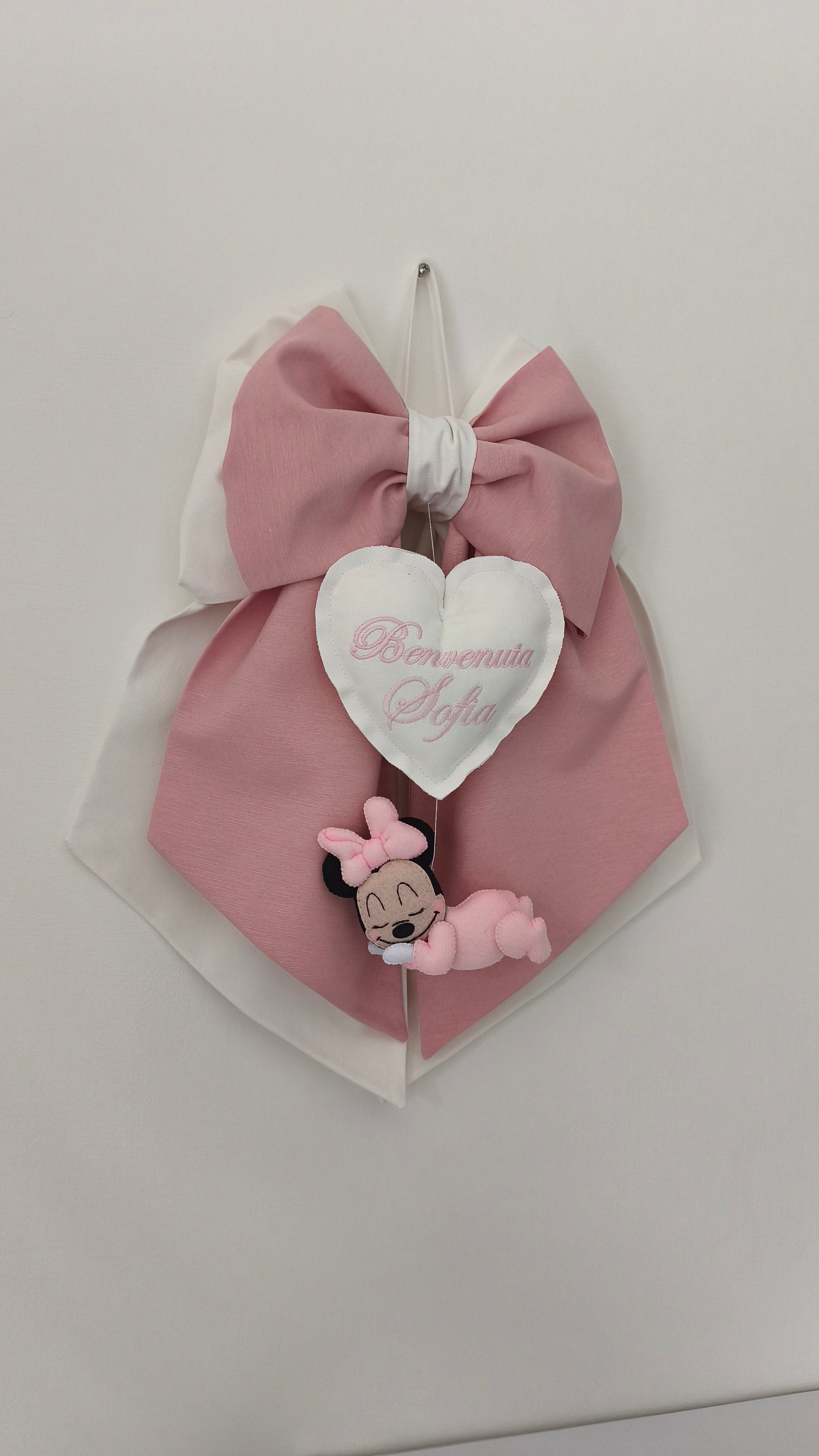 Fiocco nascita femmina rosa bianco cuore benvenuta nome ricamato personaggio tema topolina feltro porta ospedale bimba