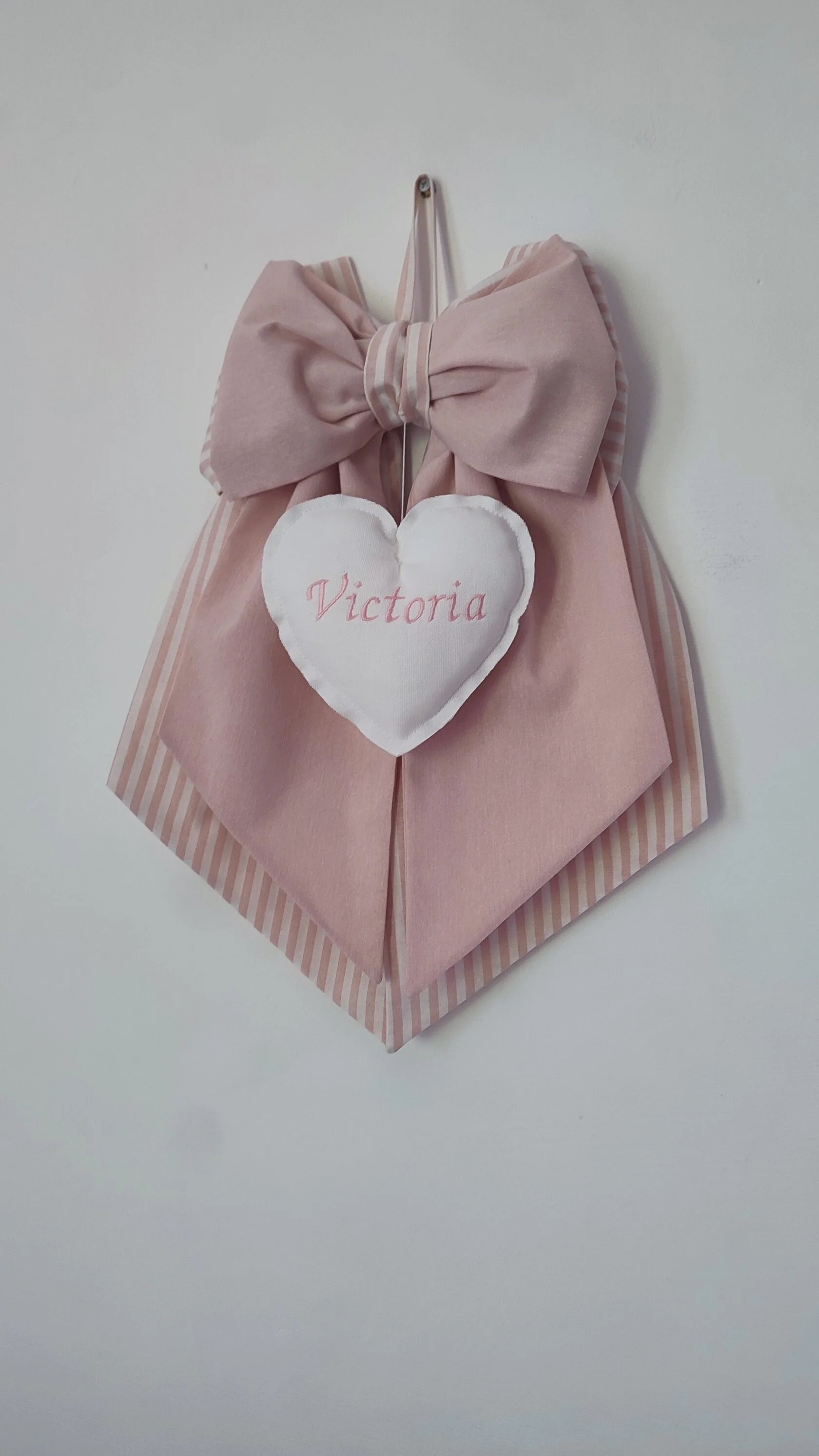 Fiocco nascita fatto a mano bimba rosa  cipria cuore bianco ricamato per portone culla e ospedale