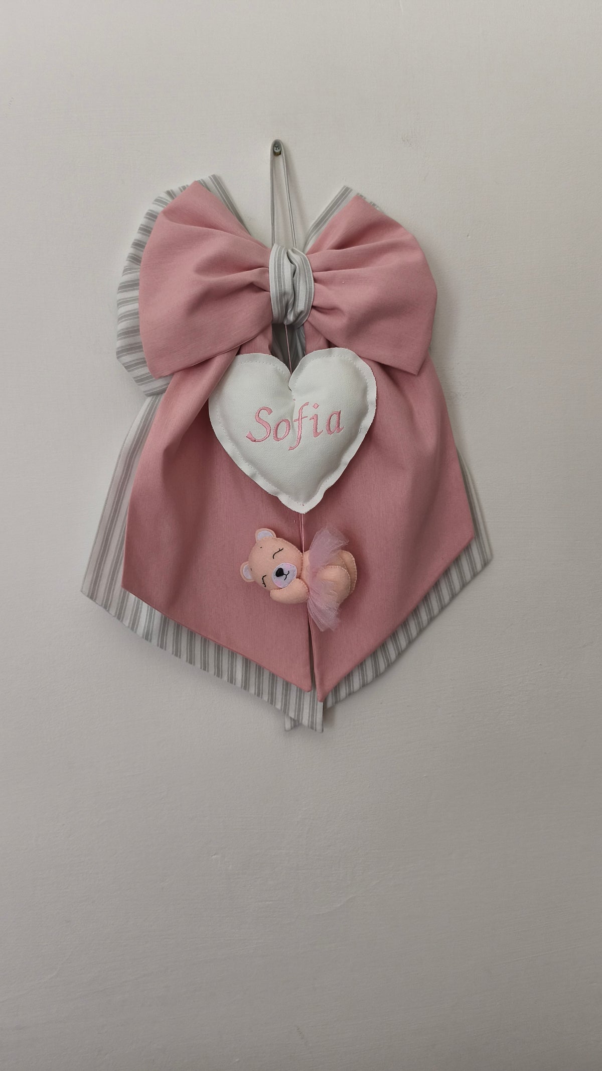Fiocco nascita bimba in cotone rosa antico e righe grigie con cuore bianco ricamato nome e orsetta ballerina in feltro con tulle rosa