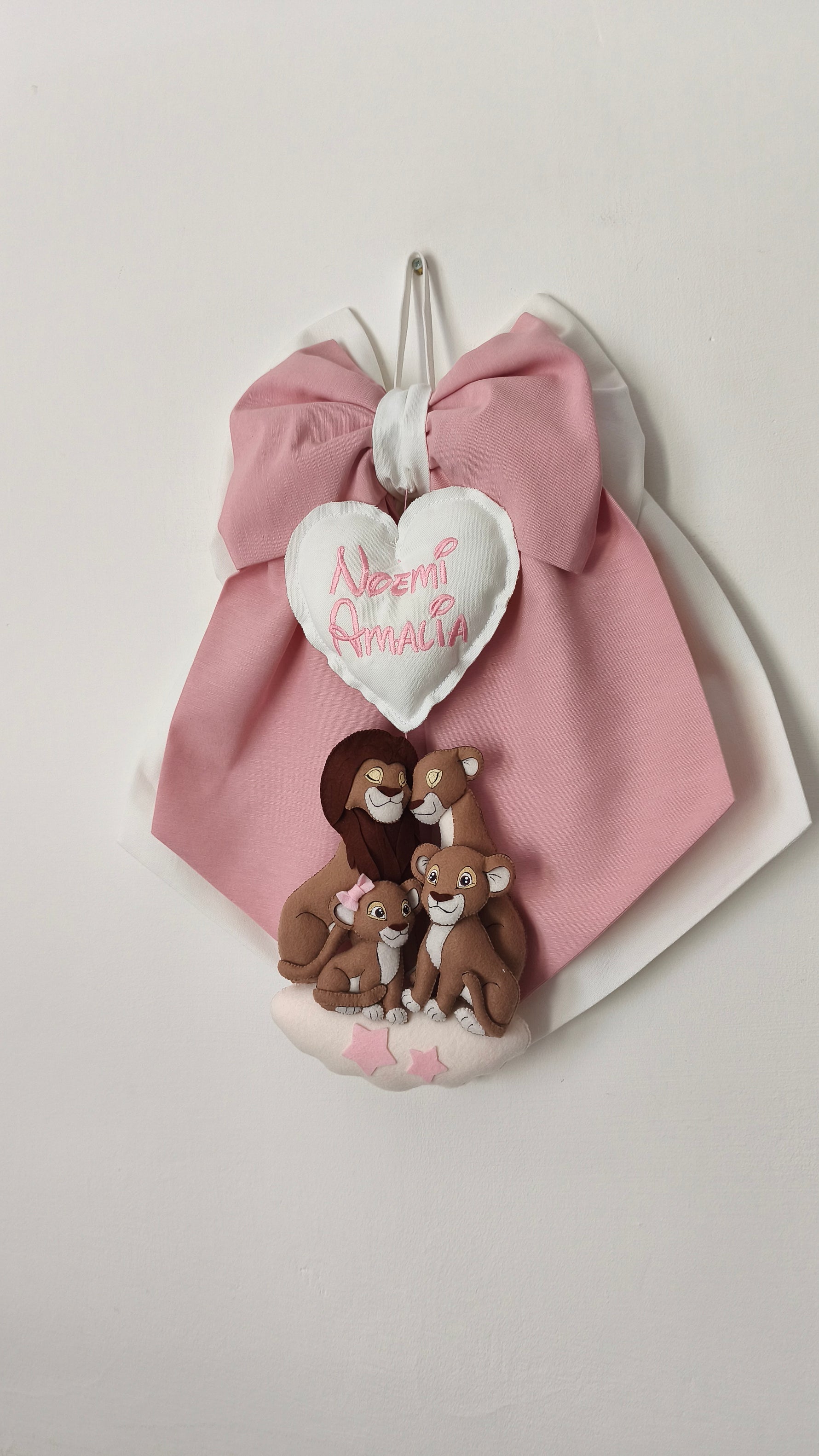 Fiocco nascita bimba rosa e bianco con due nomi ricamati su cuore, famiglia di leoni simba  artigianale con cuccioli e stelle rosa – idea regalo nascita per cameretta