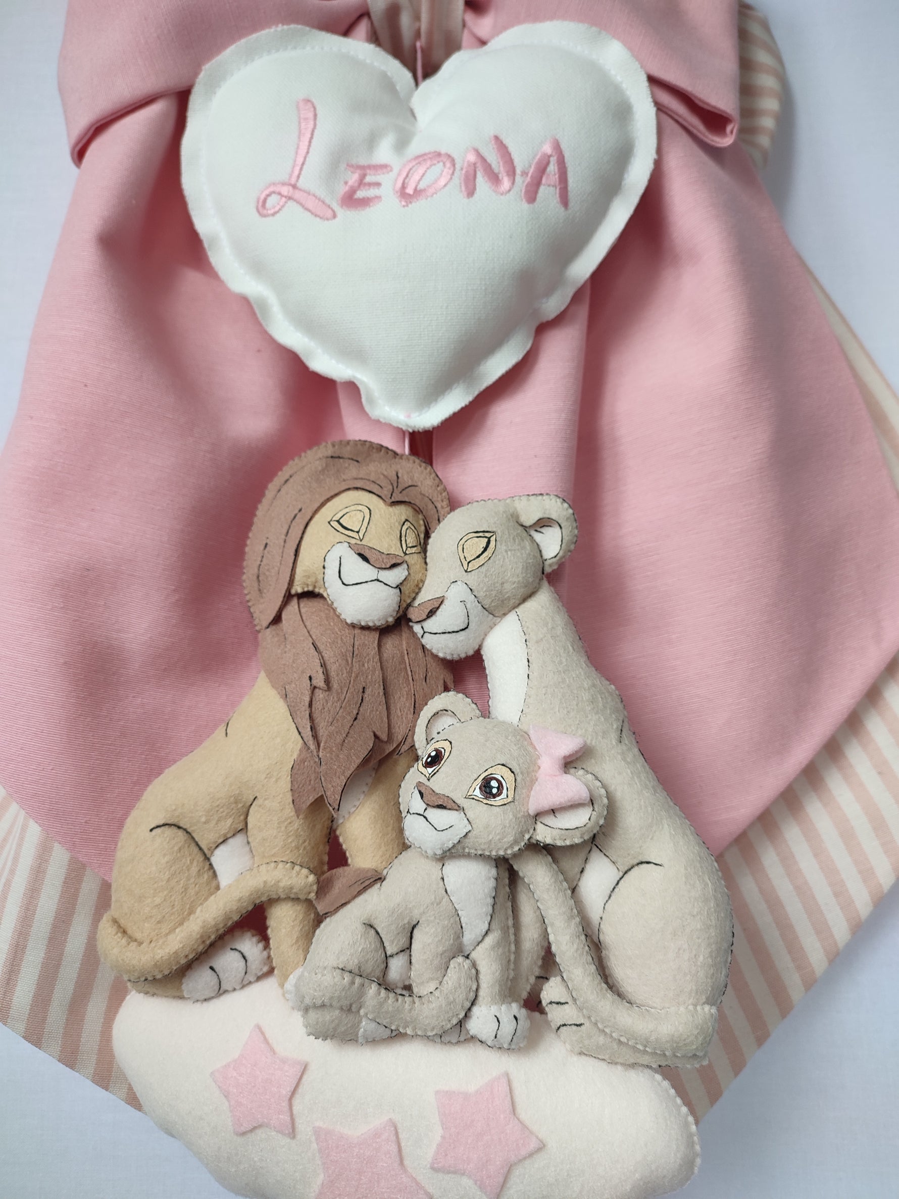Fiocco nascita bimba in tessuto rosa e panna a righe con famiglia di leoni artigianale, cuore con nome ricamato e stelle – idea regalo nascita femmina per culla e cameretta