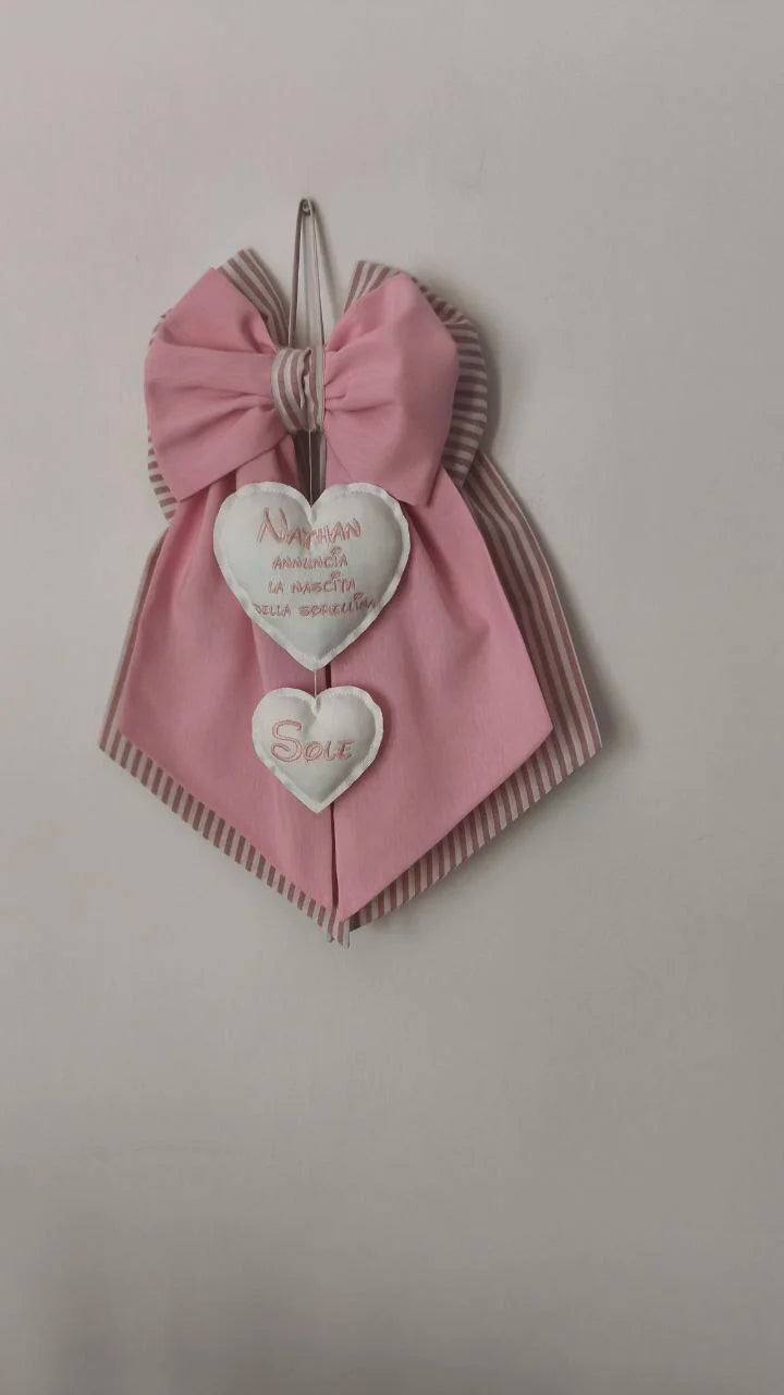 Fiocco nascita bimba fatto a mano rosa e righe tortora con cuori bianchi ricamati annuncio sorellina dal fratellino per portone 