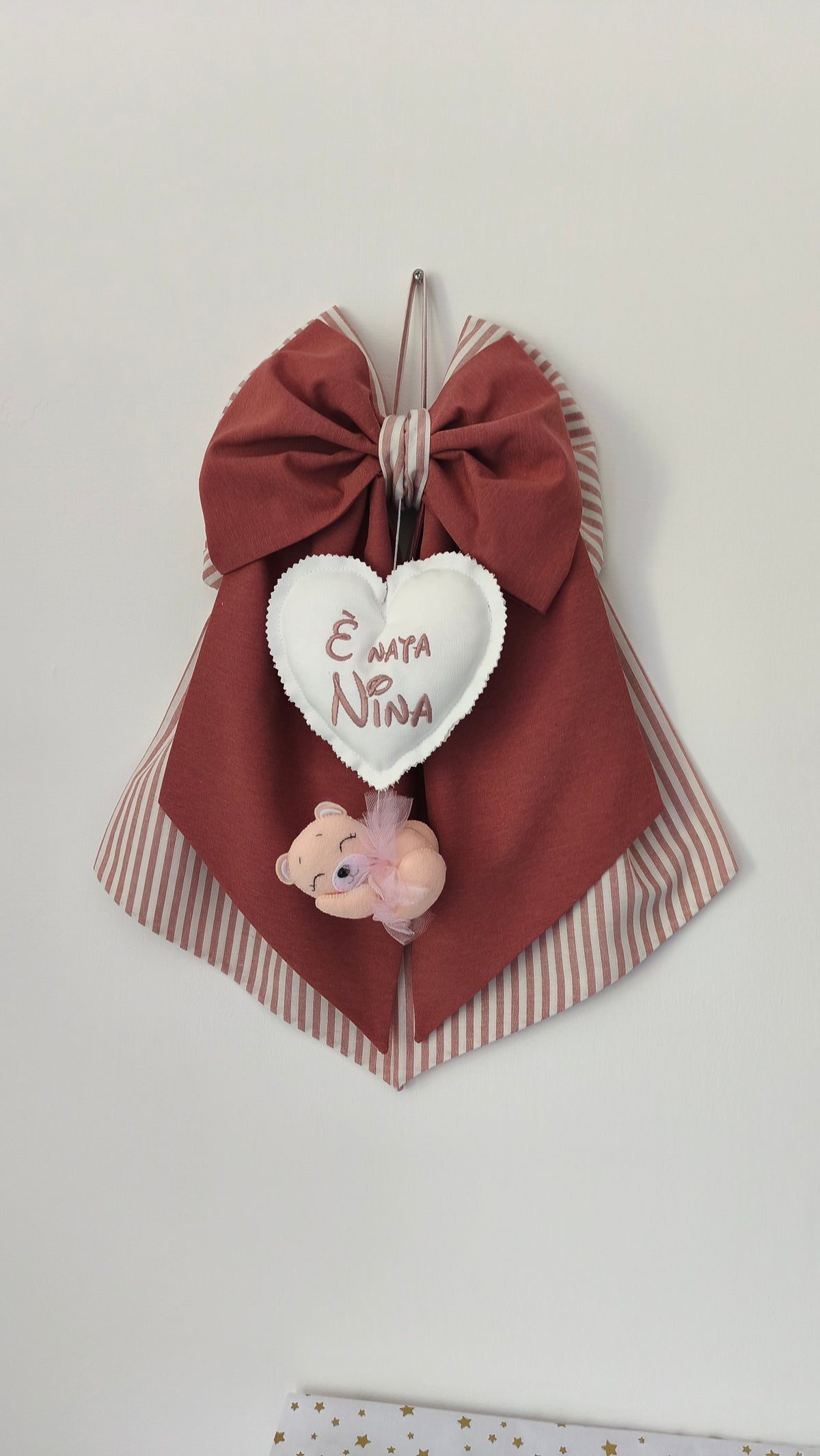 Fiocco nascita bimba in cotone marsala e righe bianche con cuore bianco ricamato è nata e orsetta ballerina in feltro con piume e tulle rosa