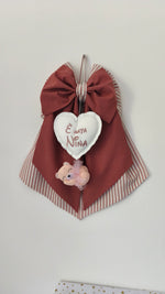 Fiocco nascita bimba in cotone marsala e righe bianche con cuore bianco ricamato è nata e orsetta ballerina in feltro con piume e tulle rosa