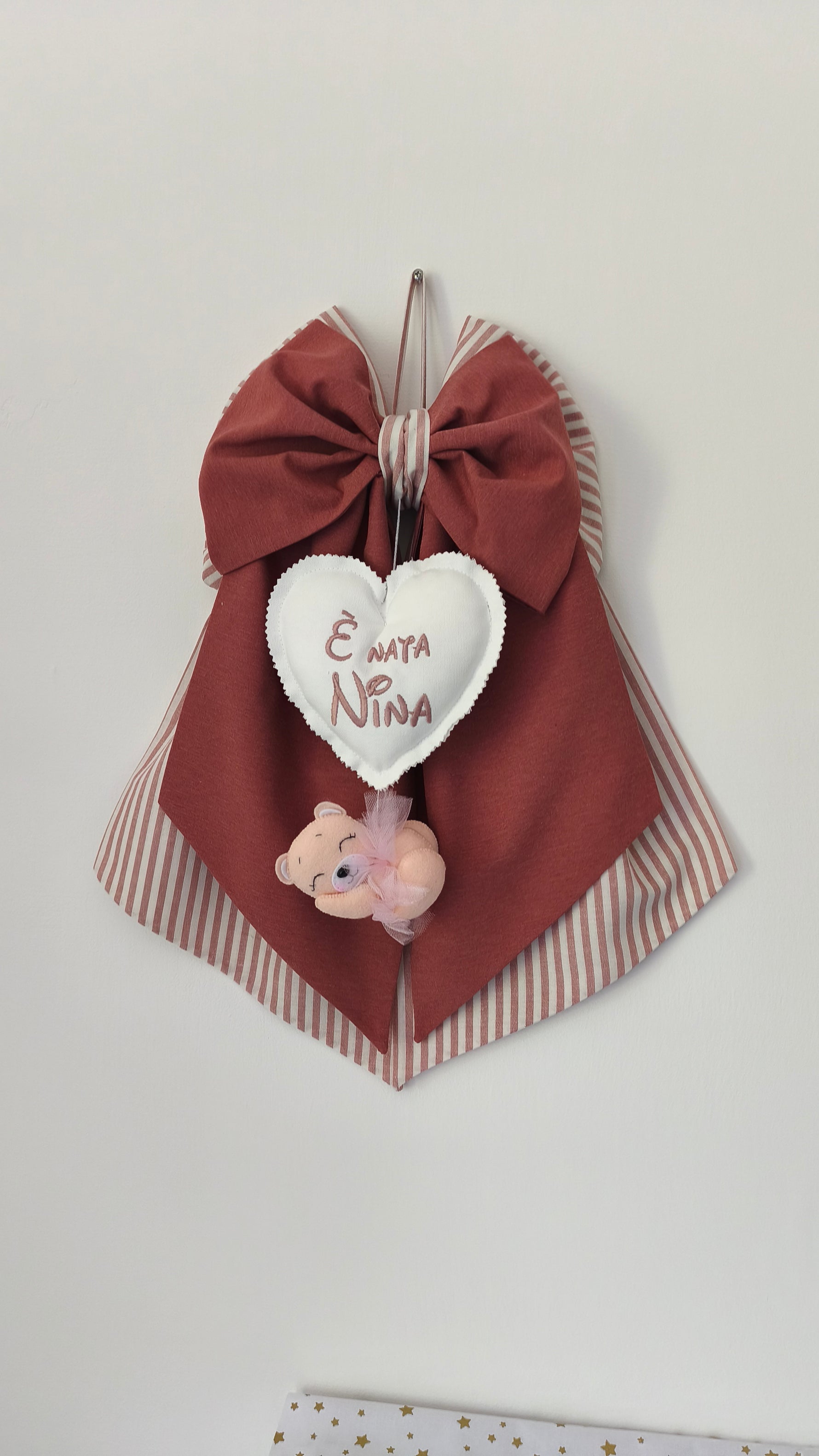 Fiocco nascita bimba in cotone marsala e righe bianche con cuore bianco ricamato è nata e orsetta ballerina in feltro con piume e tulle rosa