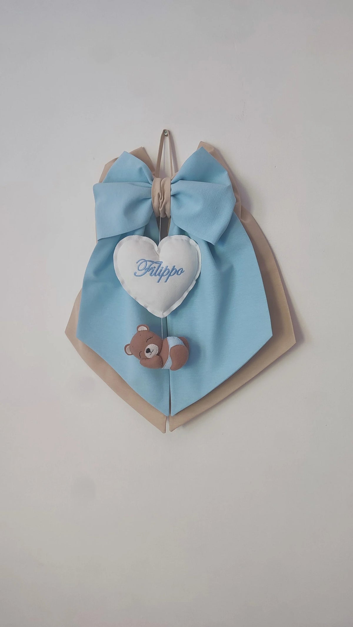 Fiocco nascita personalizzato bimbo in cotone azzurro e beige con cuore bianco ricamato  e orsetto addormentato in feltro