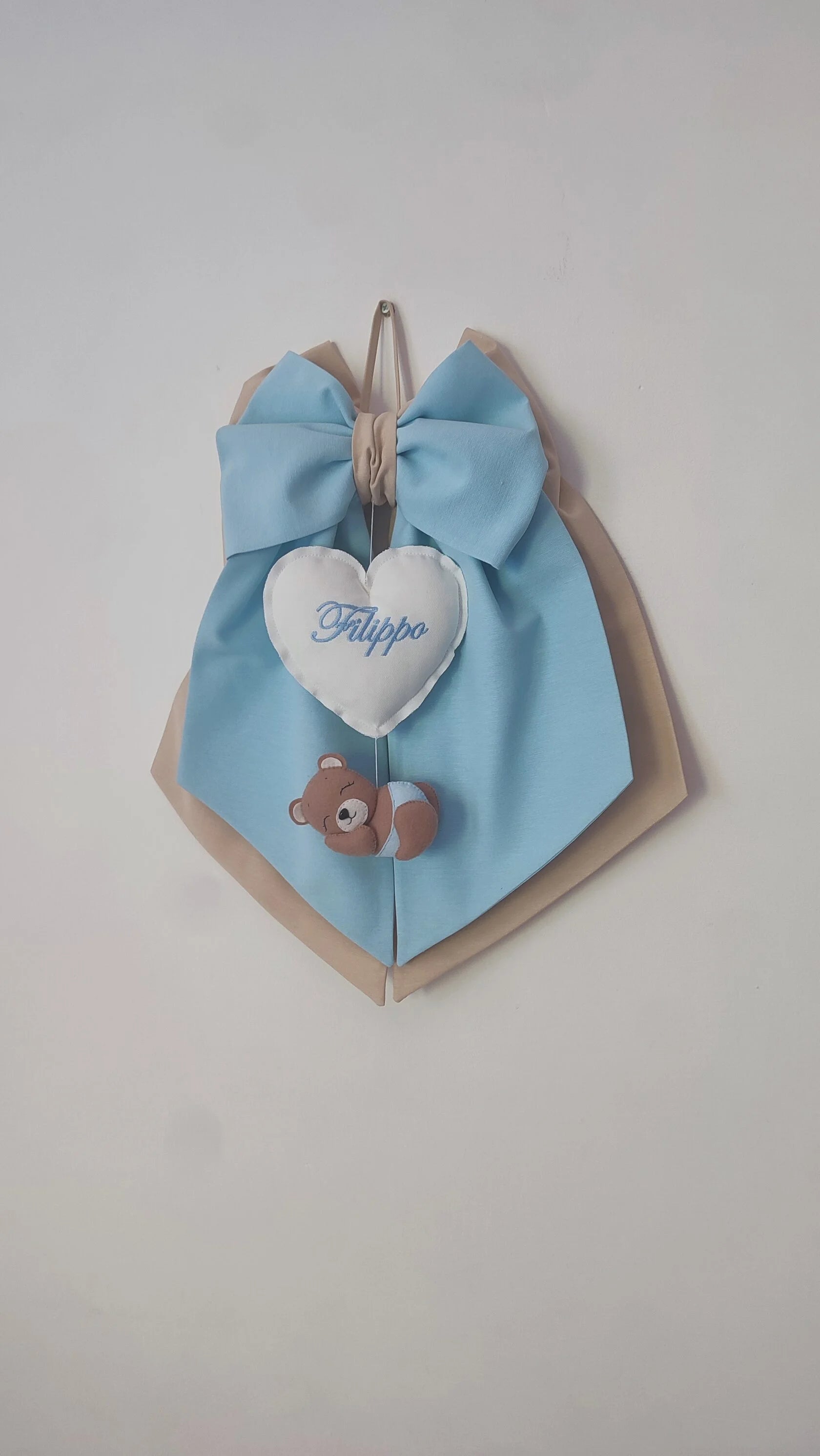 Fiocco nascita personalizzato bimbo in cotone azzurro e beige con cuore bianco ricamato  e orsetto addormentato in feltro
