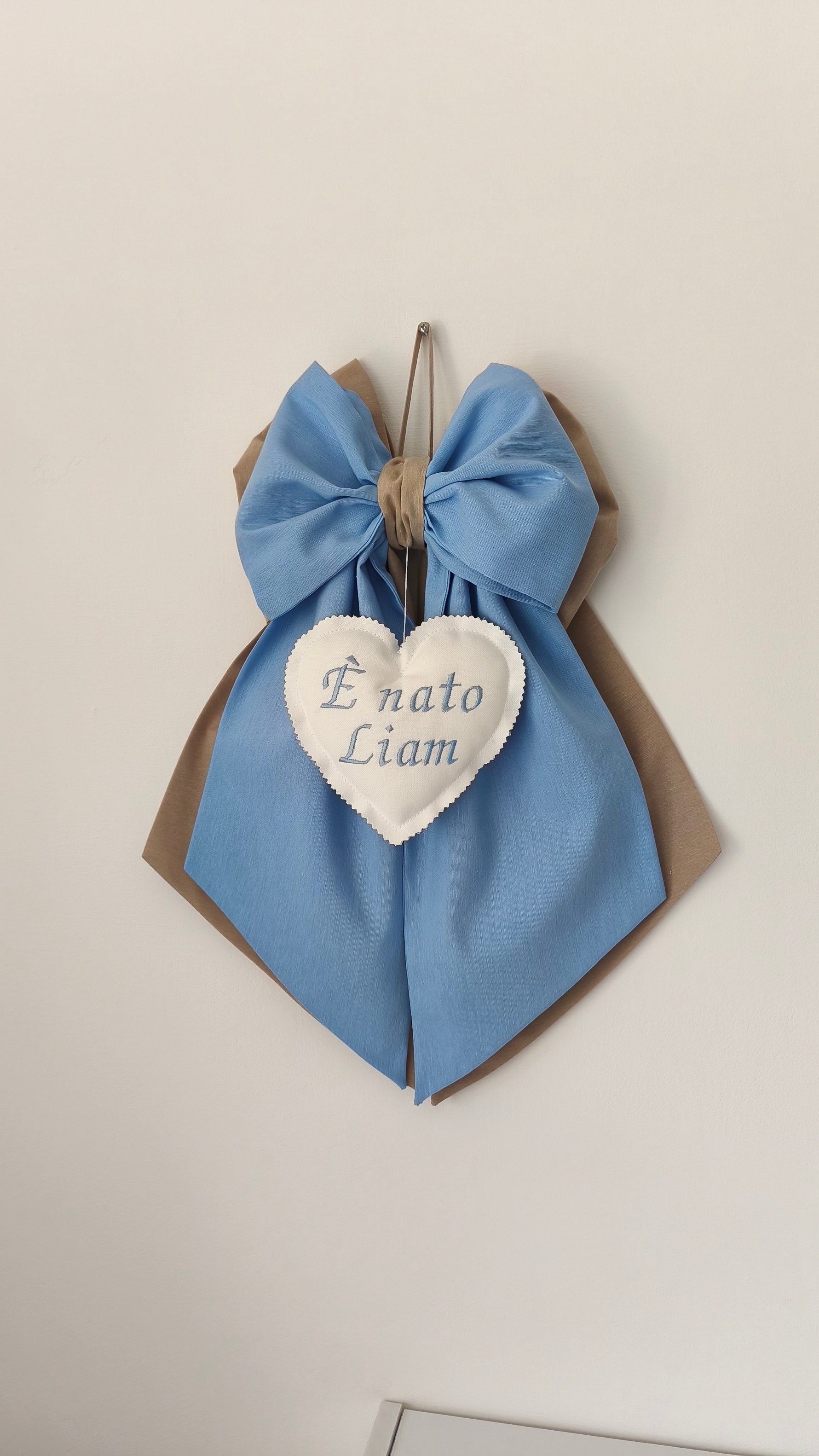 Fiocco nascita fatto a mano bimbo azzurro e beige bicolore cuore bianco ricamato è nato personalizzato