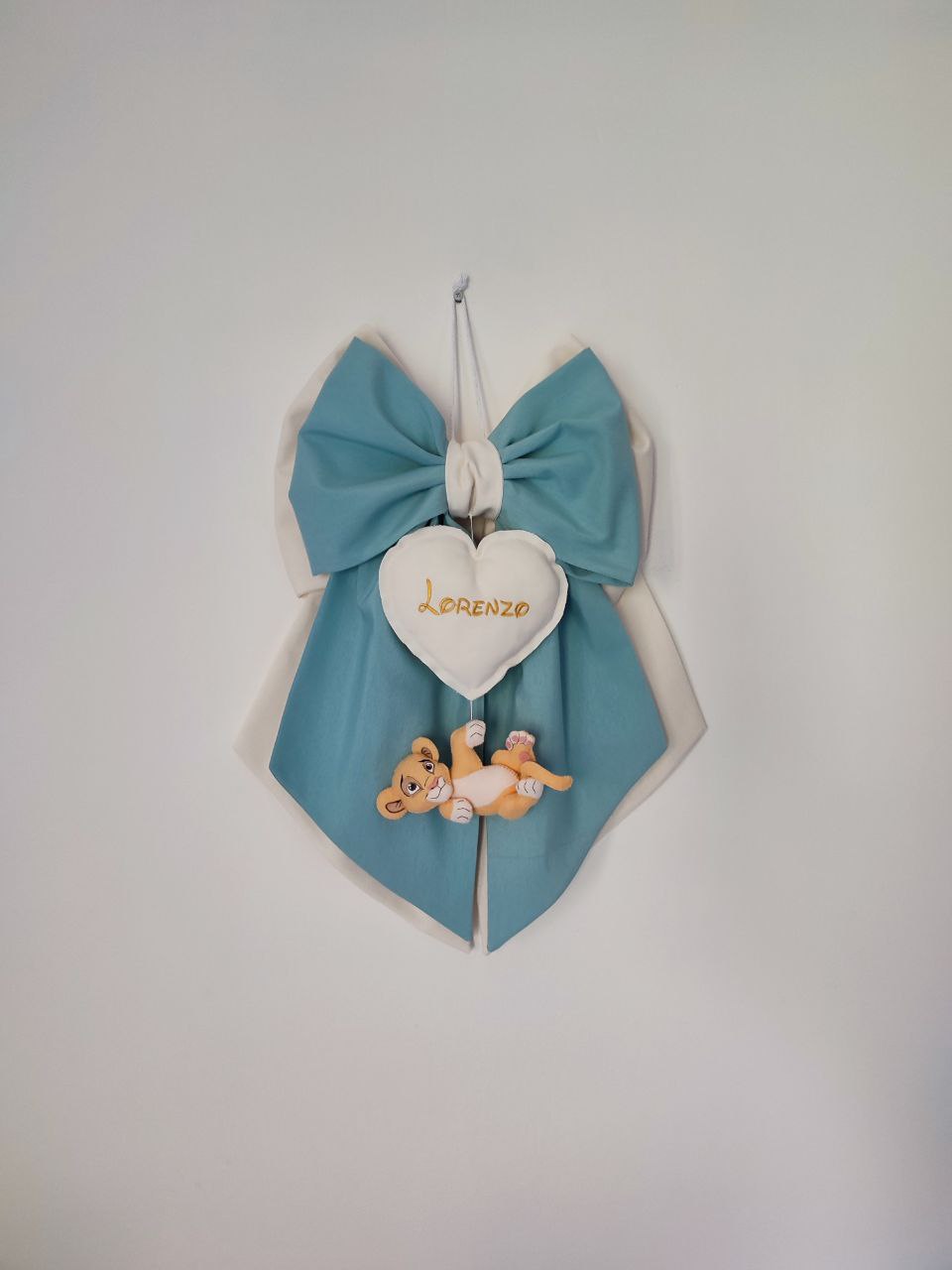 Fiocco nascita bimbo fatto a mano azzurro e bianco con cuore bianco ricamato e personaggio Simba per portone culla