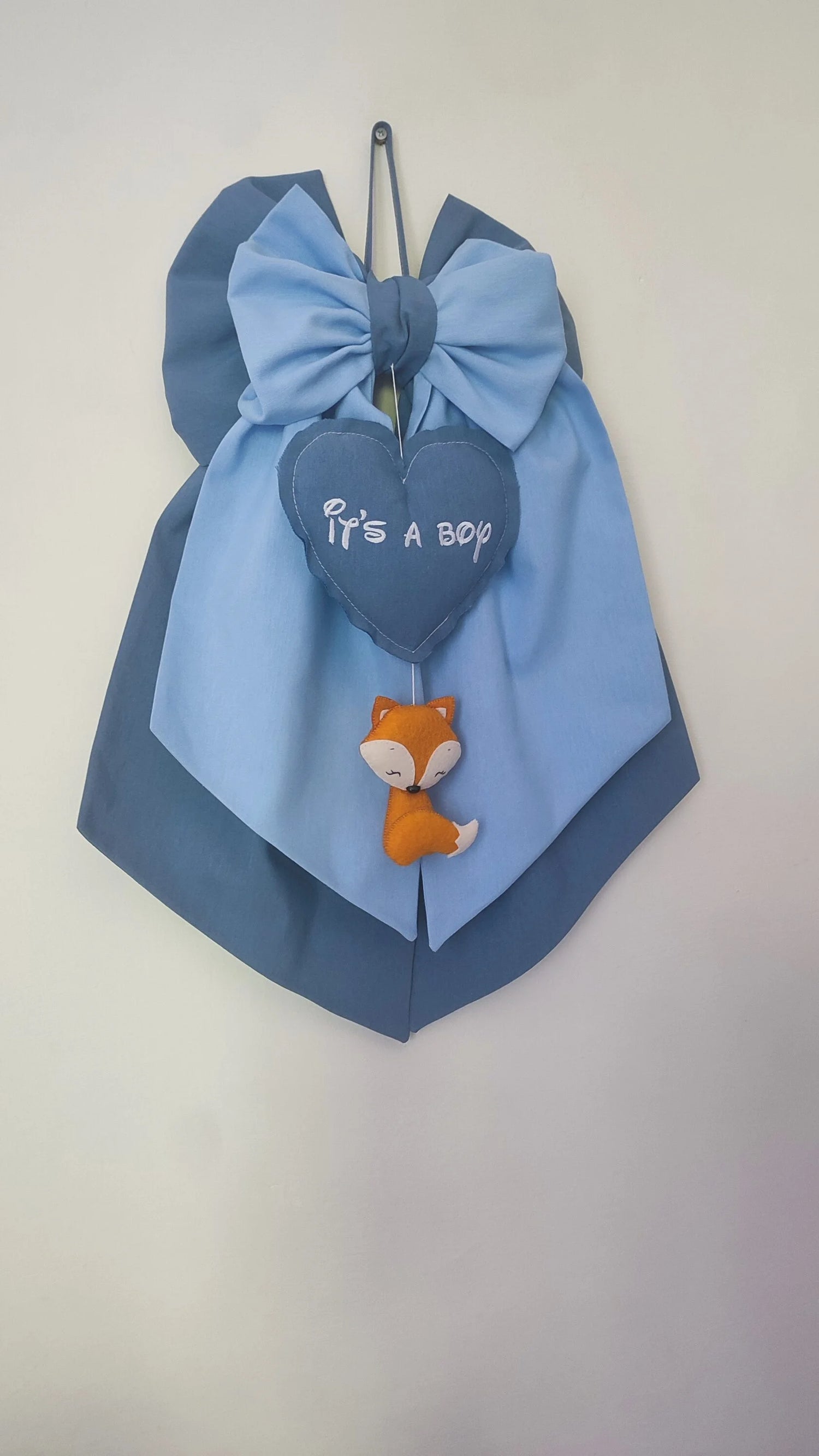 Fiocco nascita bimbo in cotone azzurro cielo e blu avio con cuore blu ricamato it's a boy e volpina arancione in feltro
