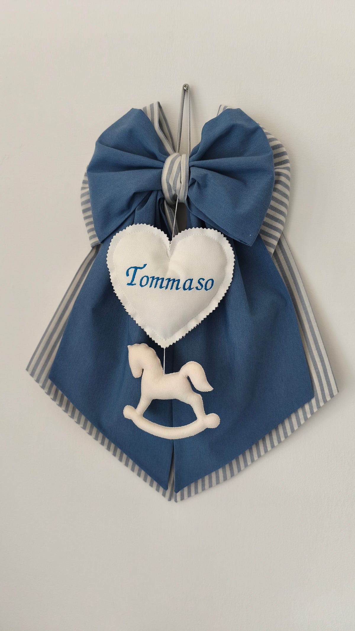 Fiocco nascita bimbo azzurro a righe grigie con cuore bianco, nome ricamato e cavallino a dondolo in feltro, fatto a mano su misura