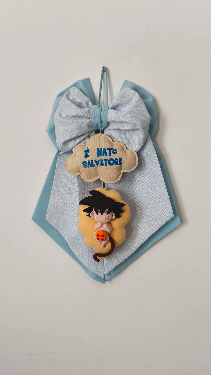 Fiocco nascita bimbo azzurro tema Dragon Ball con nuvola scritta personalizzata ed è nato, baby Goku neonato su nuvola in feltro con sfera arancione, fatto a mano