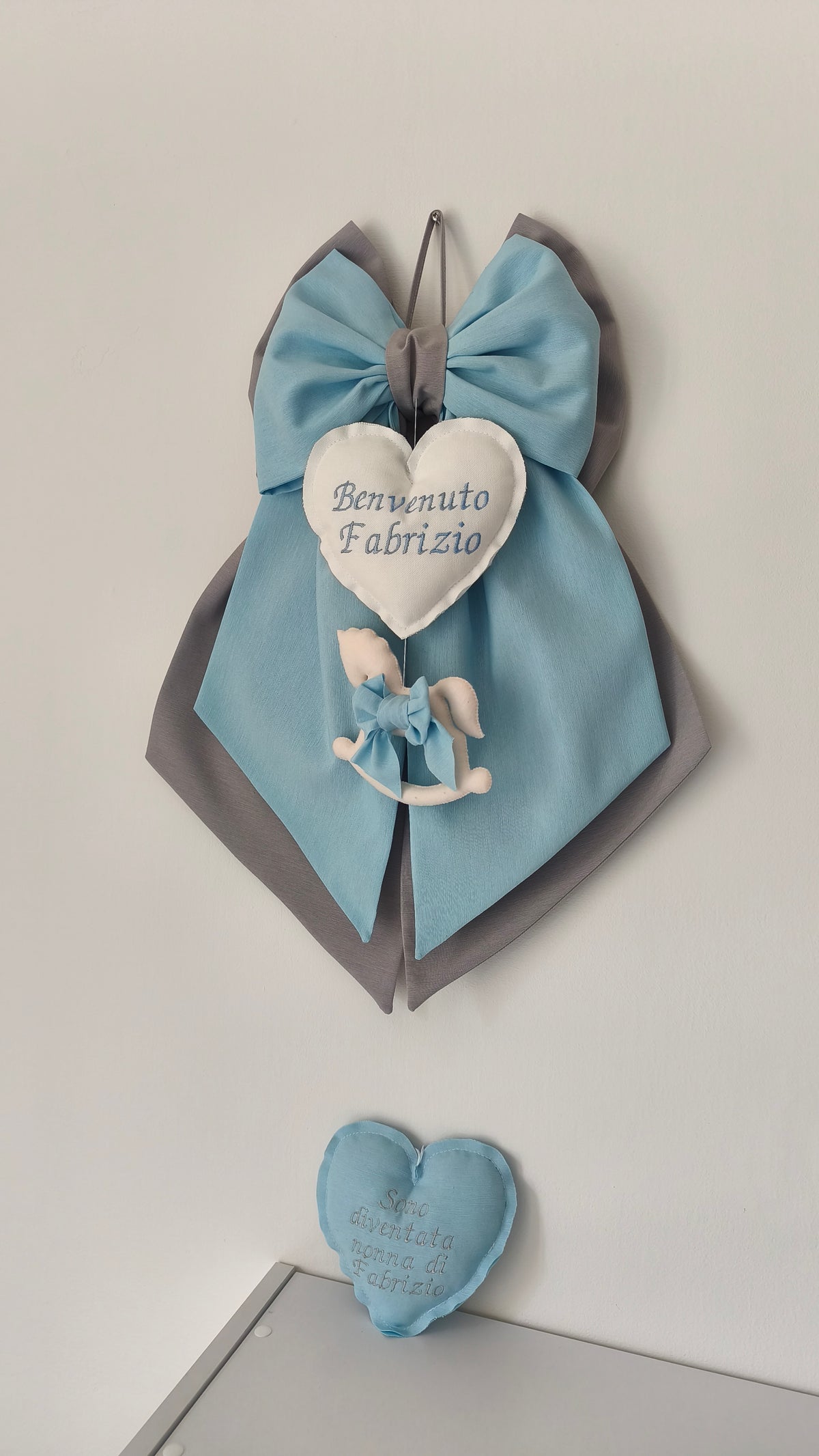 Fiocco nascita personalizzato bimbo in cotone azzurro e grigio con cuore bianco ricamato benvenuto cavallino a dondolo in feltro 